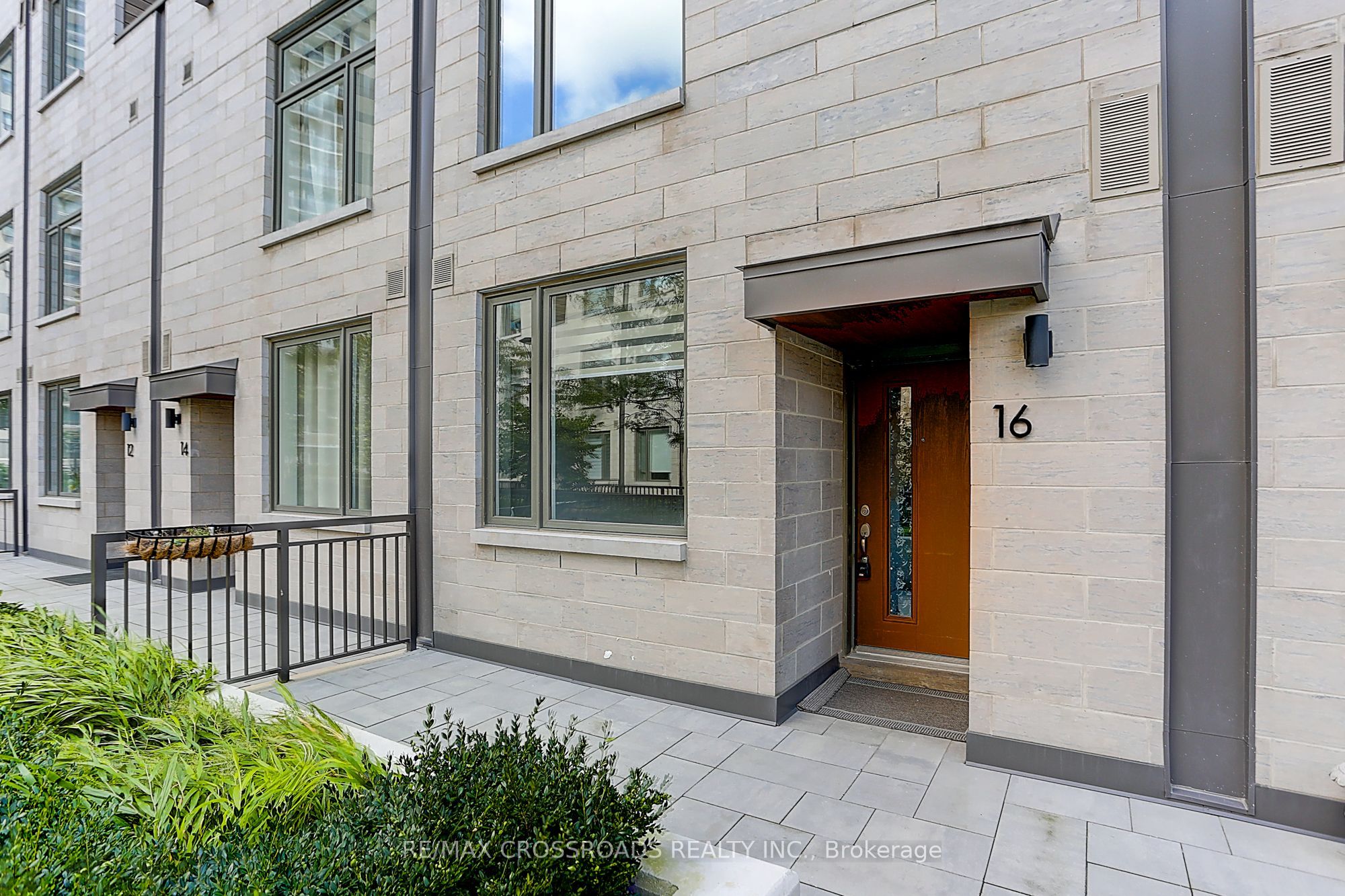 270 Davenport Road, #Th16
