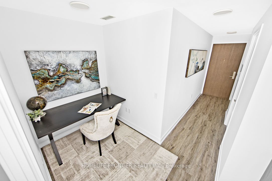 39 Roehampton Avenue #704
