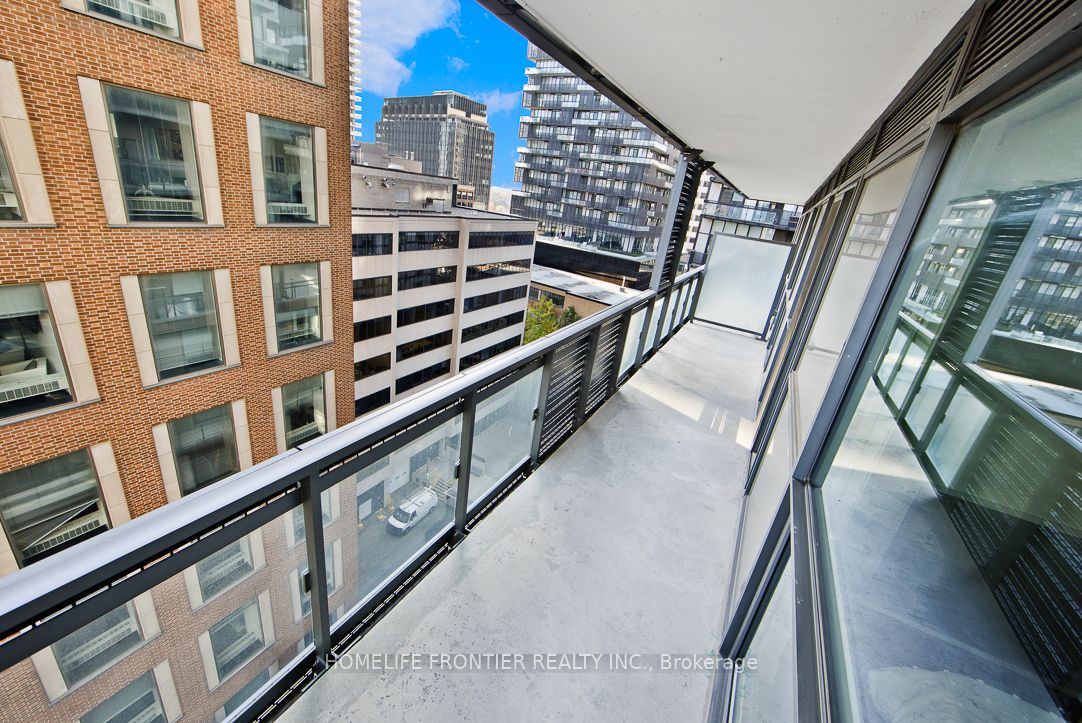 39 Roehampton Avenue #704