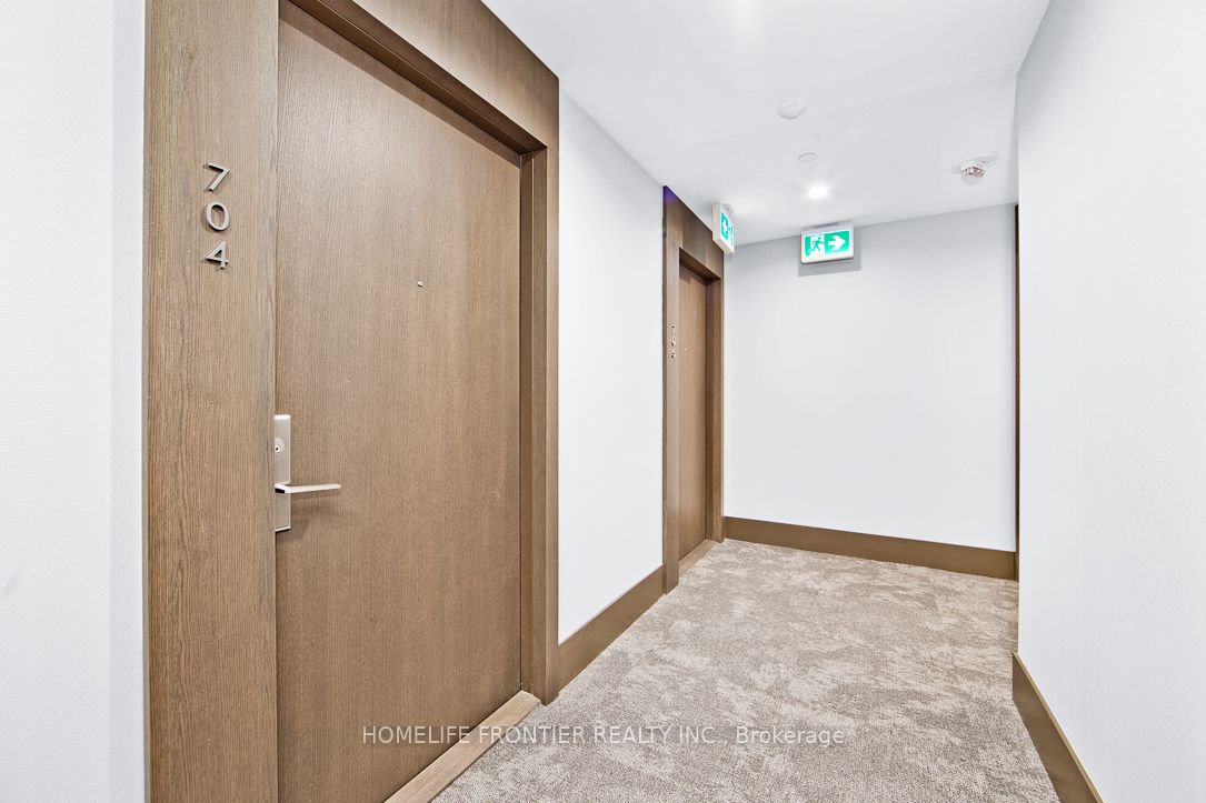 39 Roehampton Avenue #704