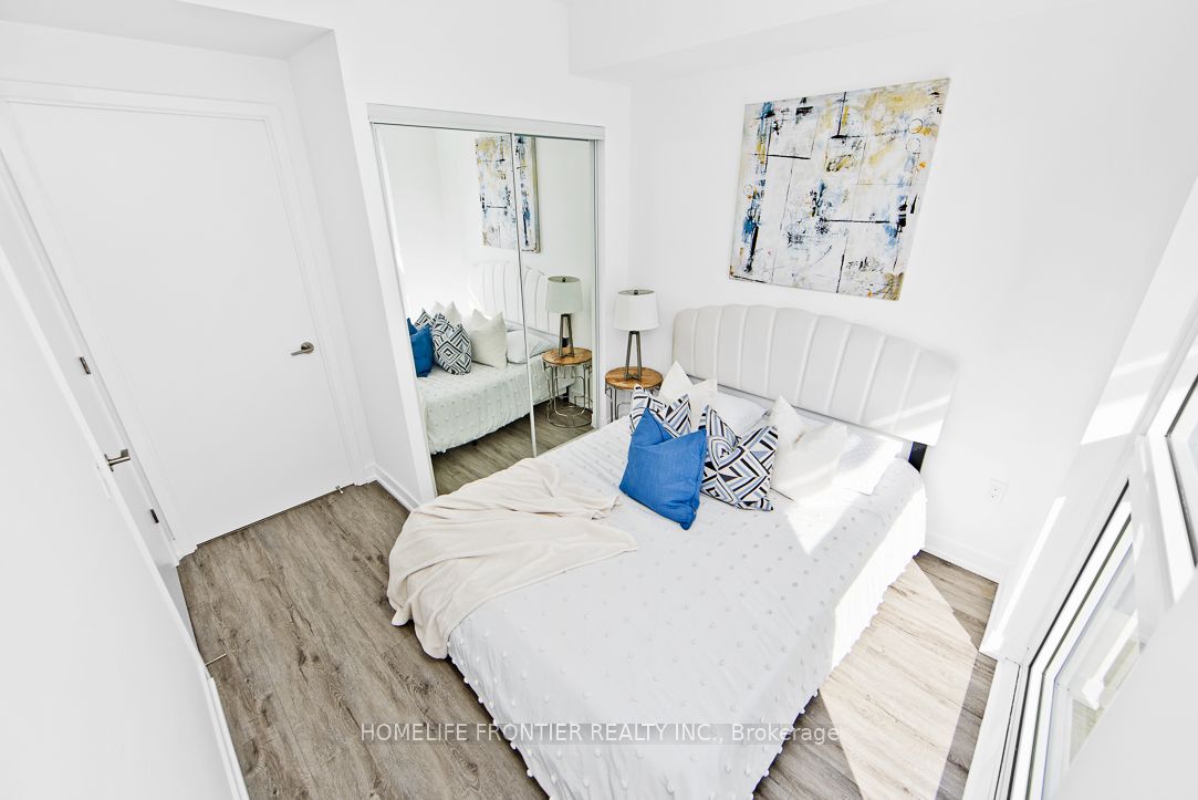 39 Roehampton Avenue #704