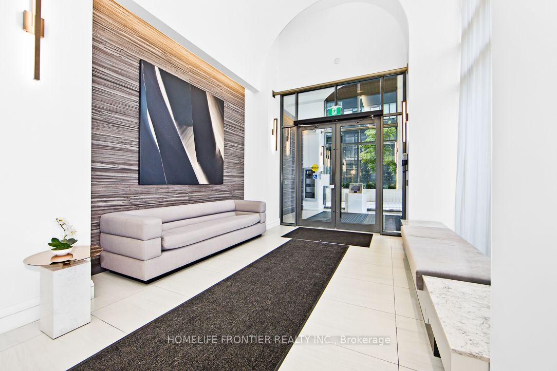 39 Roehampton Avenue #704