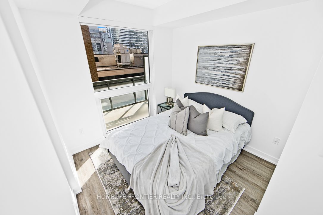 39 Roehampton Avenue #704