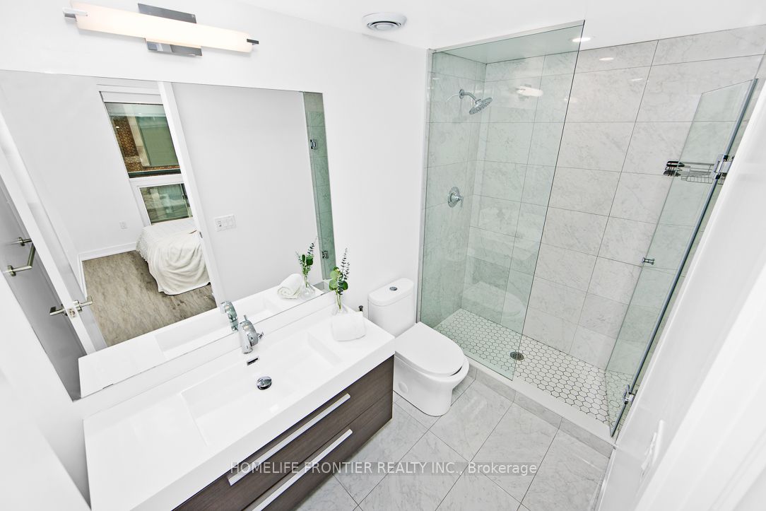 39 Roehampton Avenue #704