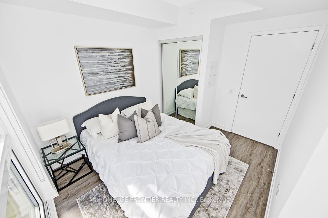 39 Roehampton Avenue #704