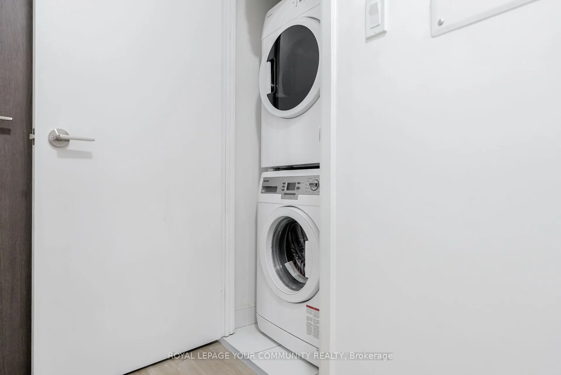 27 Bathurst Street W, #1516