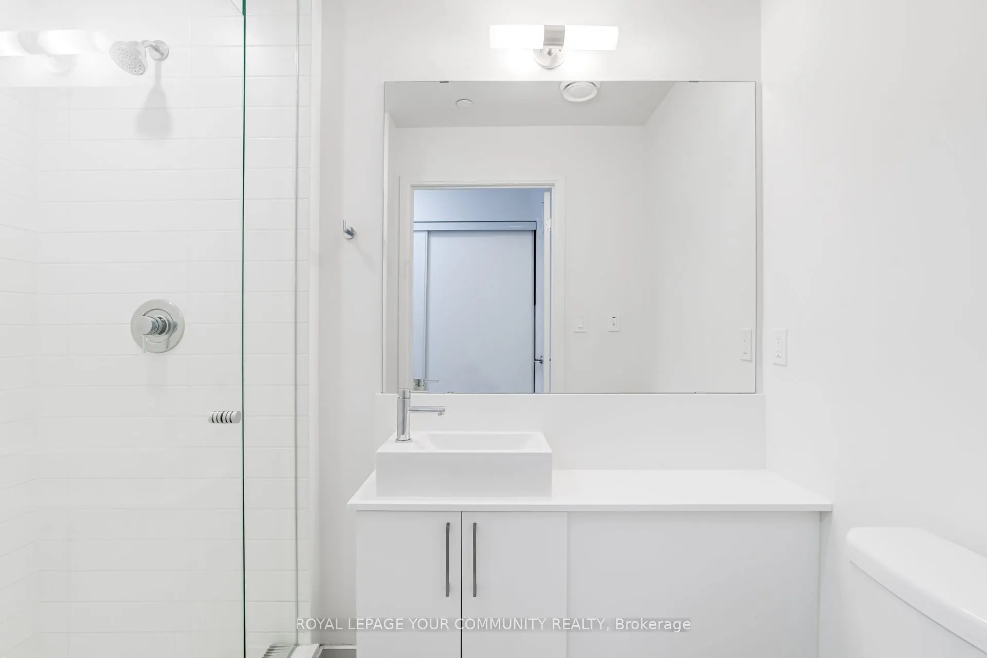 27 Bathurst Street W, #1516