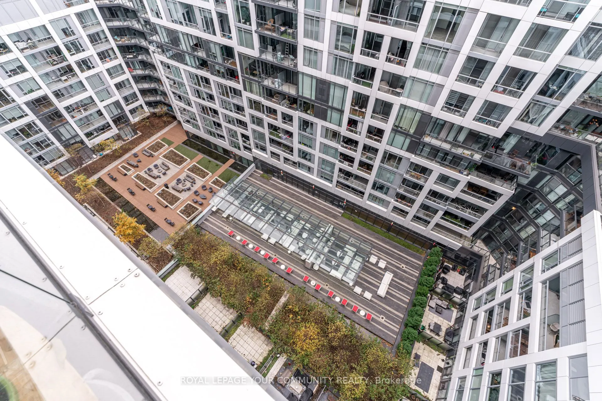 27 Bathurst Street W, #1516