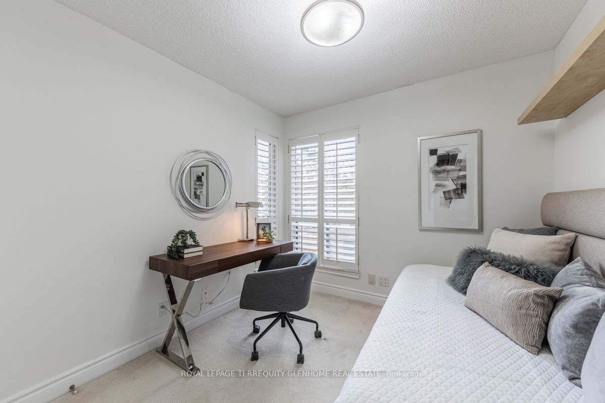 2 Alexandra Boulevard W, #207