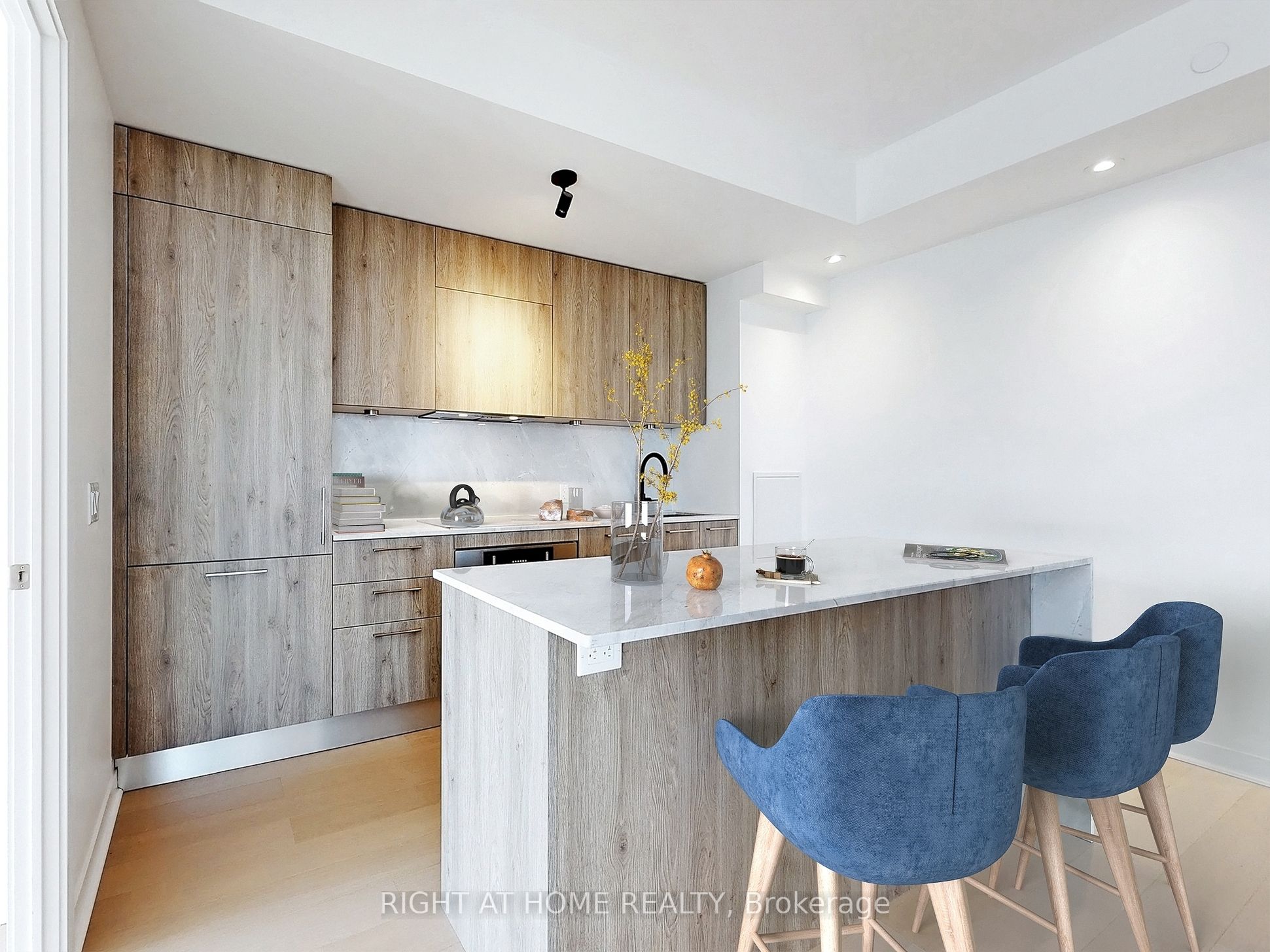 501 Adelaide Street W, #802