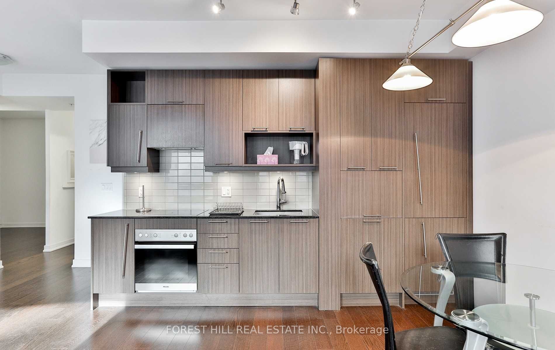 199 Richmond Street W, #318