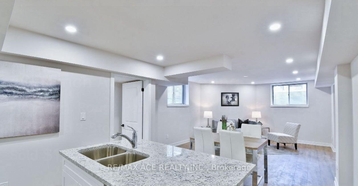 400 Finch Avenue E, #5