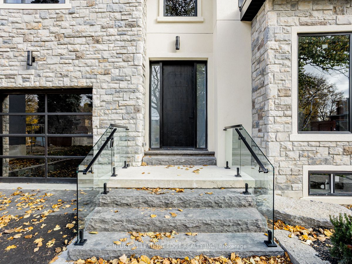 19 DONALDA Crescent