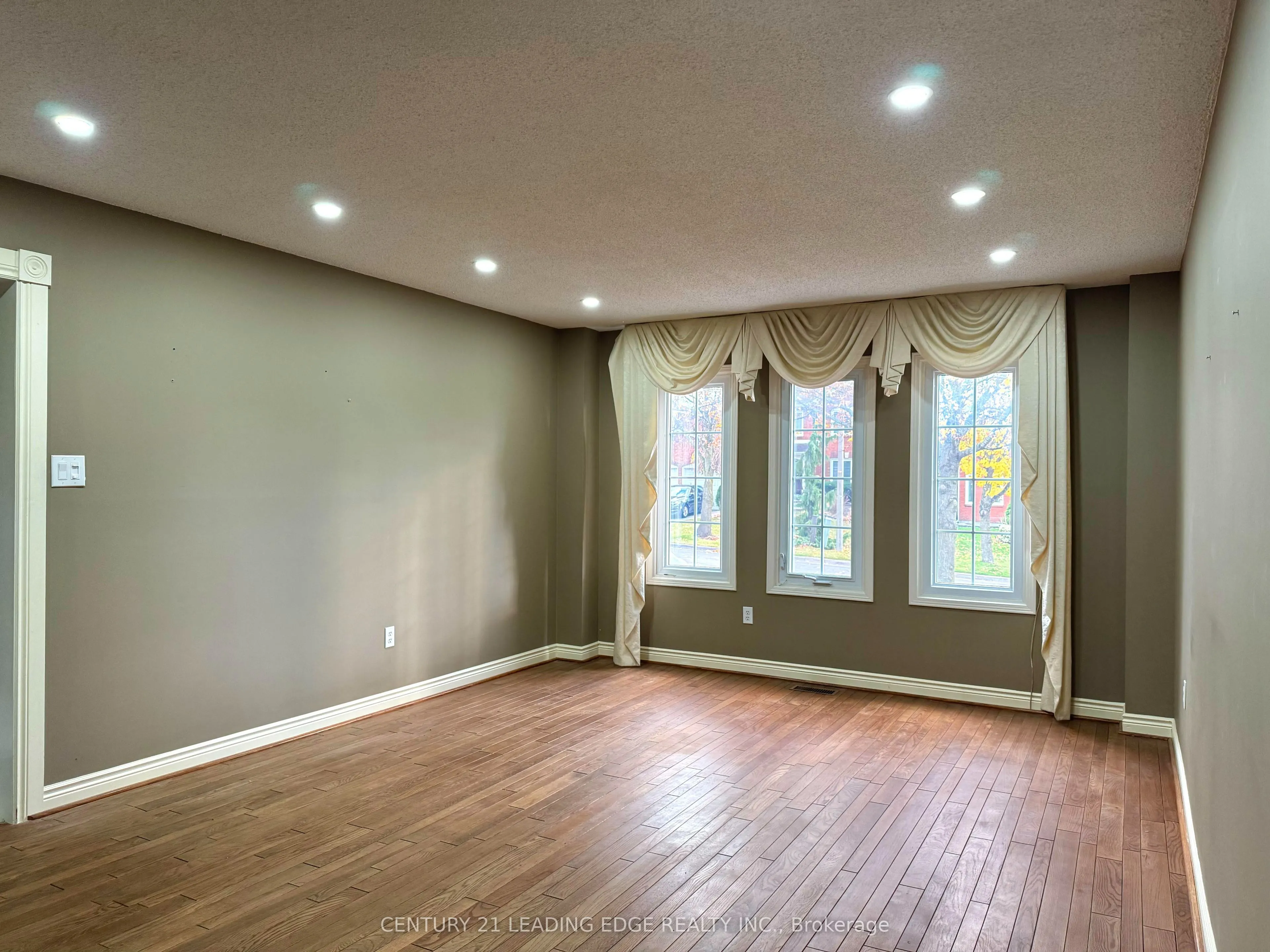 492 Palmtree Crescent