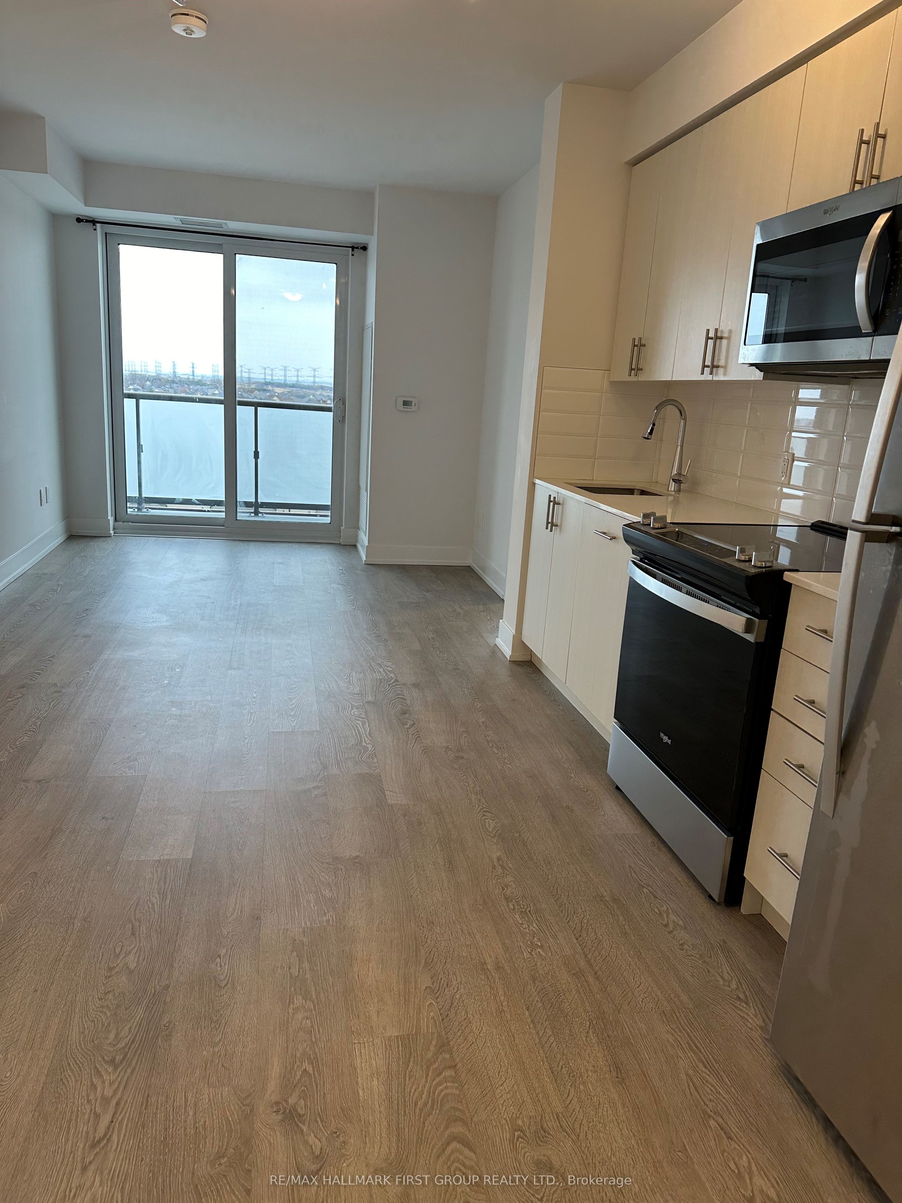 2550 SIMCOE Street N #604