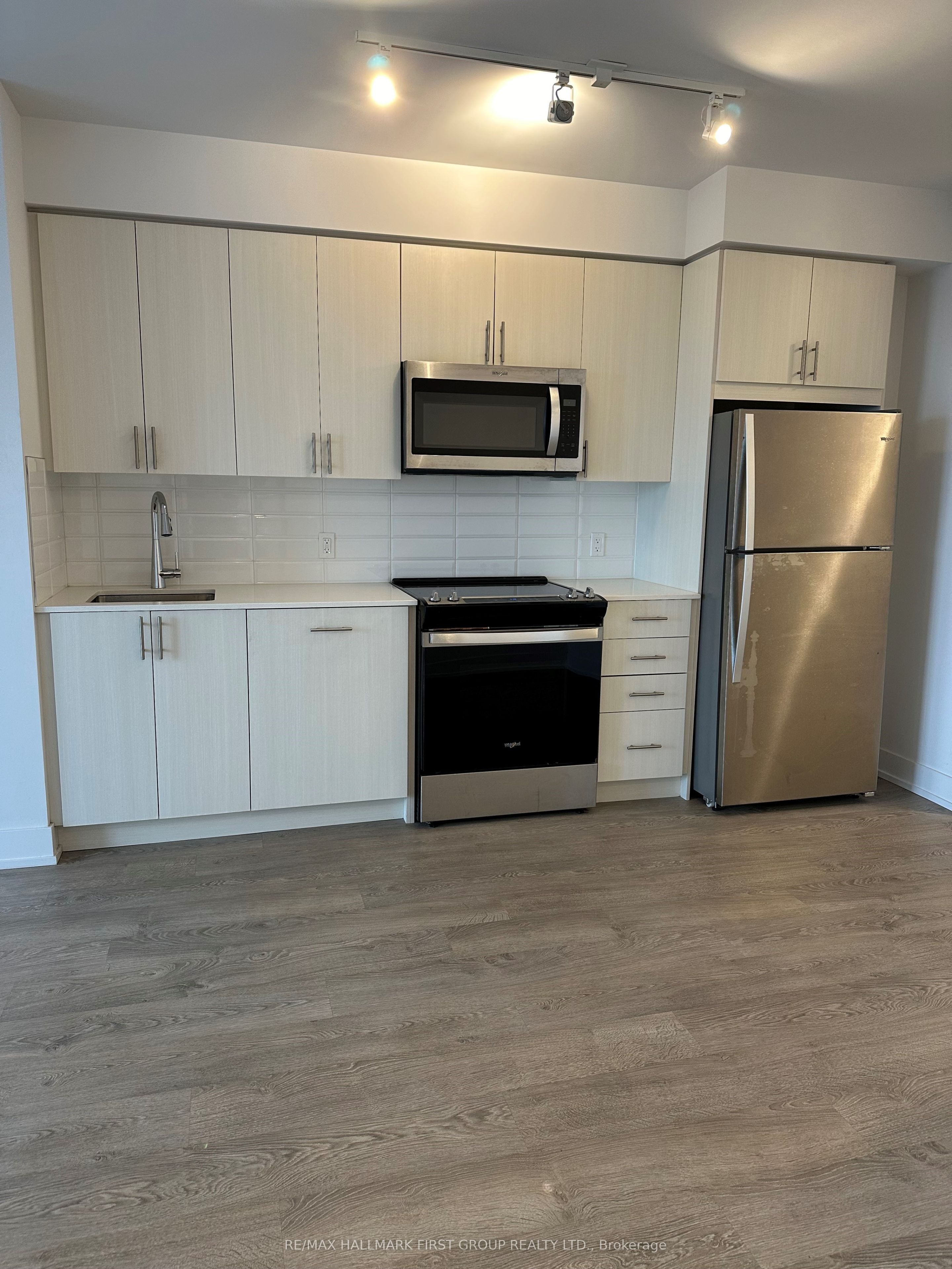 2550 SIMCOE Street N #604