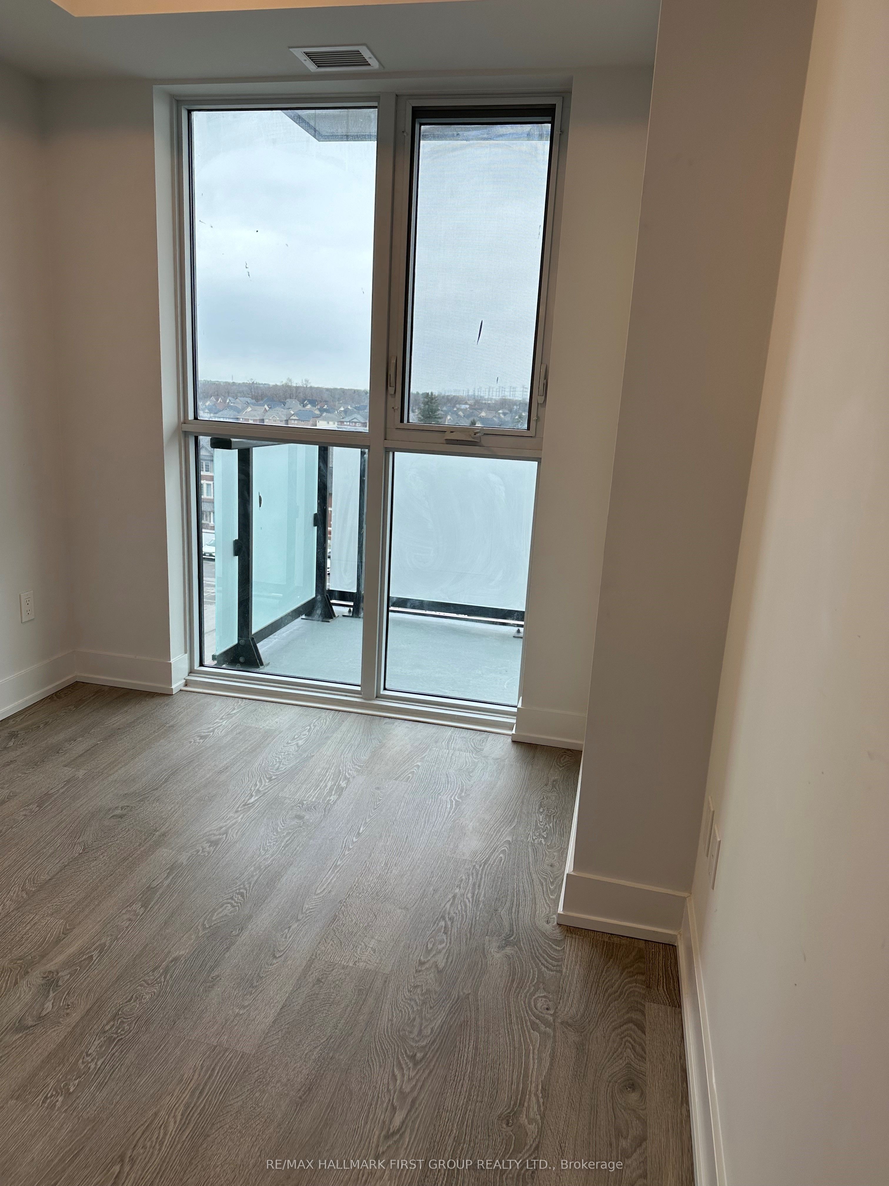 2550 SIMCOE Street N #604