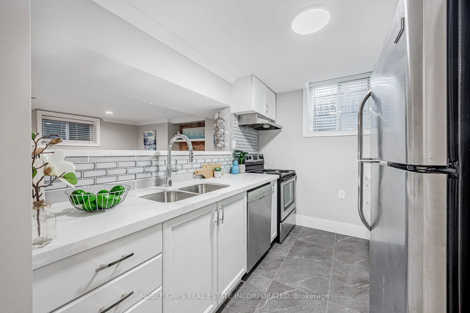 48 Lipton Crescent