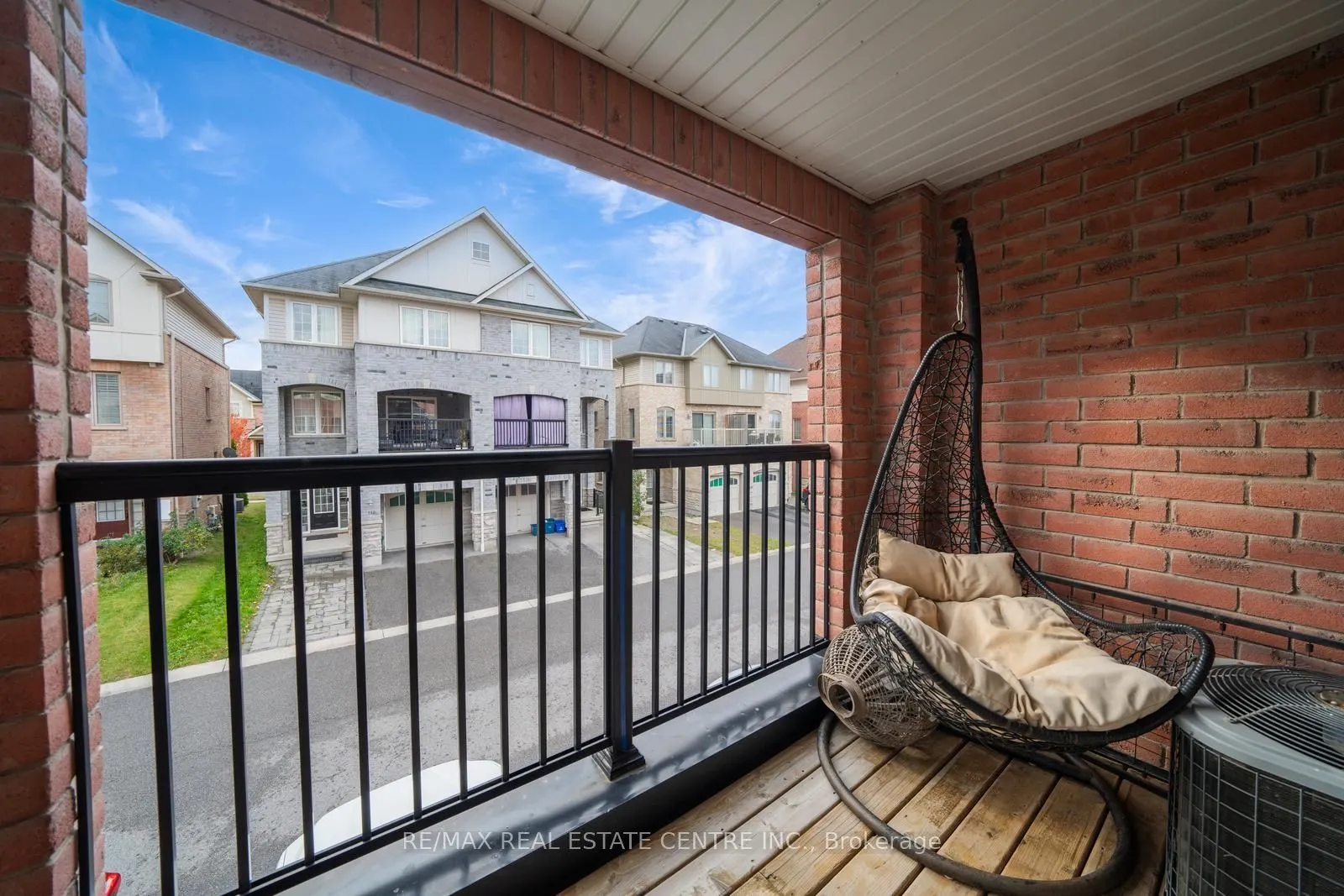 553 Rossland Road E