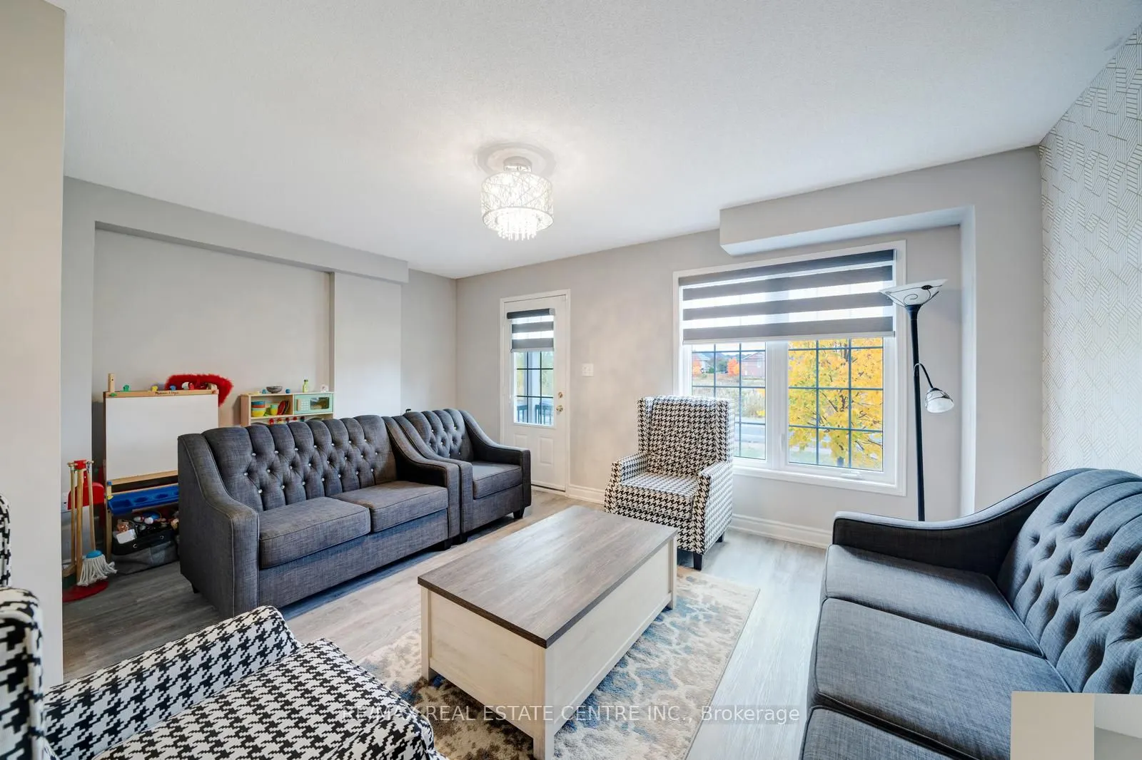 553 Rossland Road E