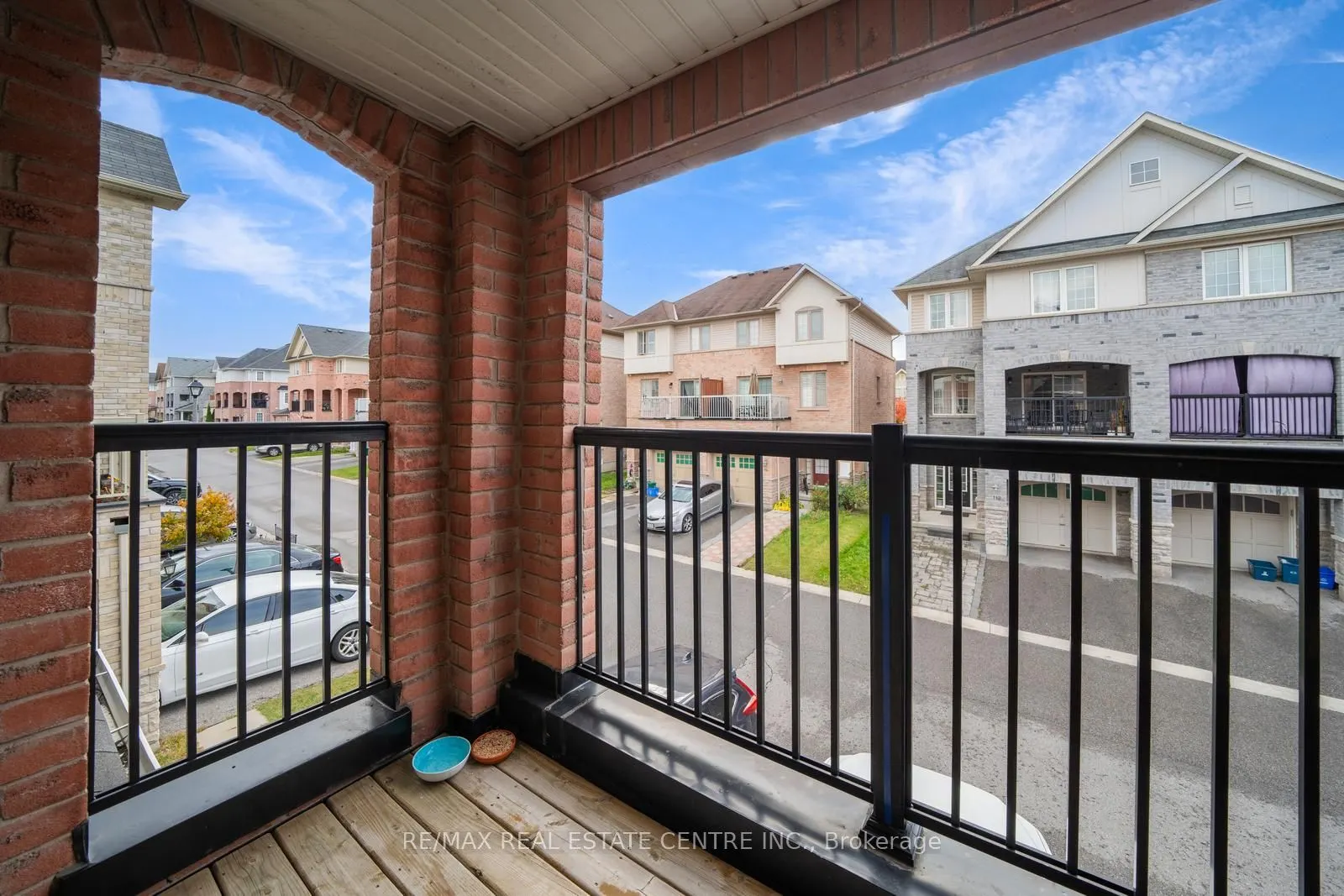 553 Rossland Road E