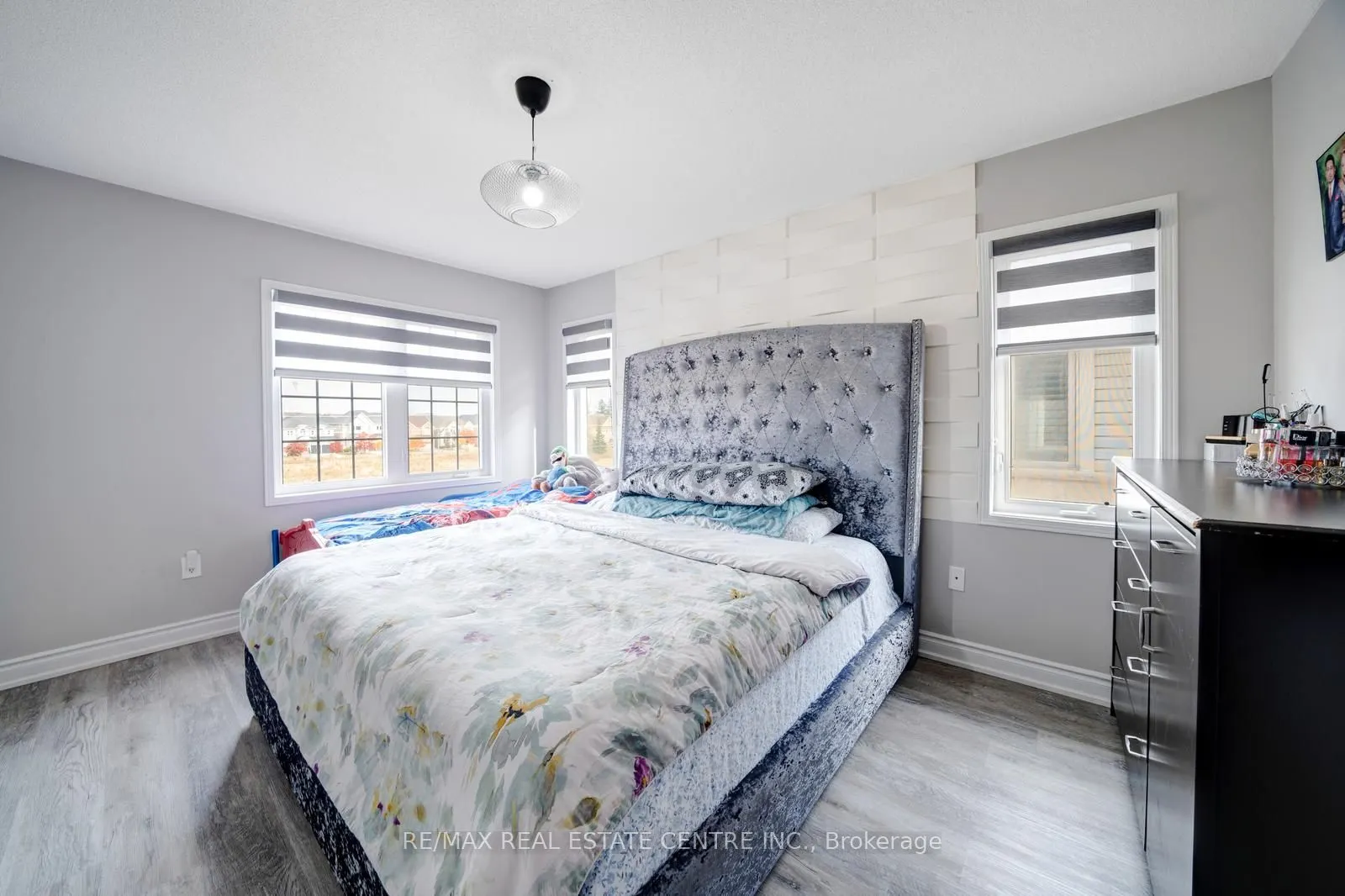 553 Rossland Road E