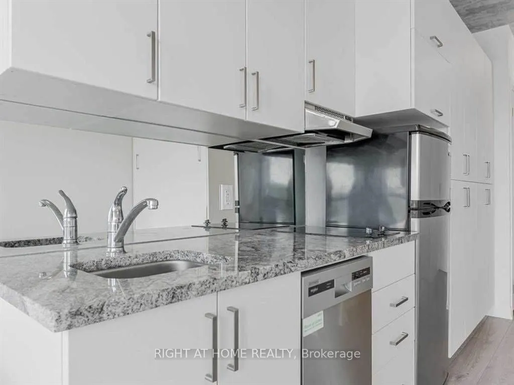 1900 Simcoe Street N, #542