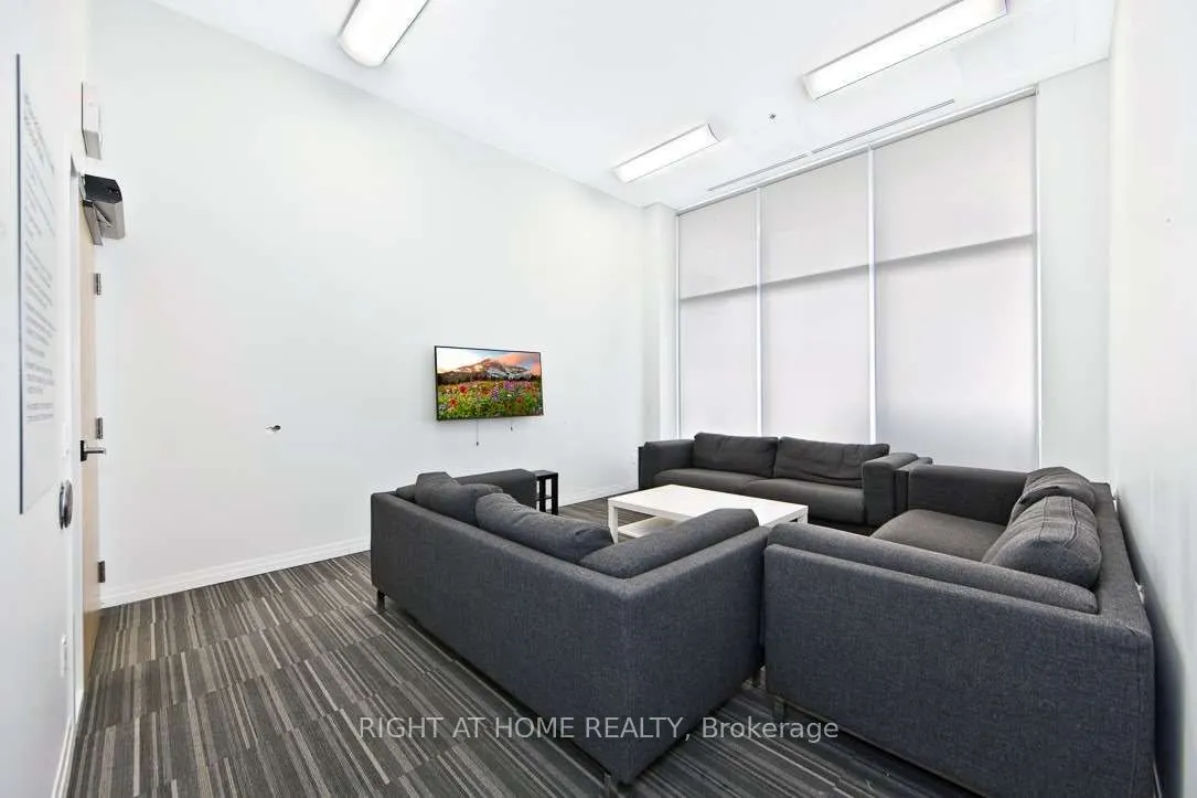 1900 Simcoe Street N, #542