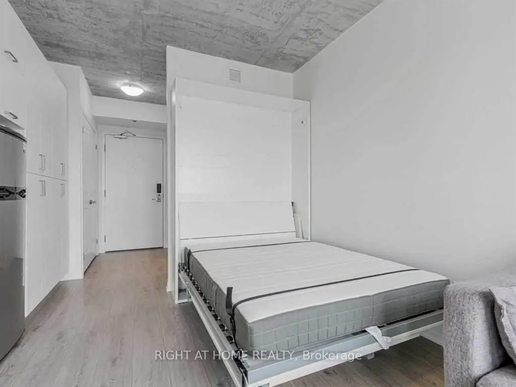 1900 Simcoe Street N, #542
