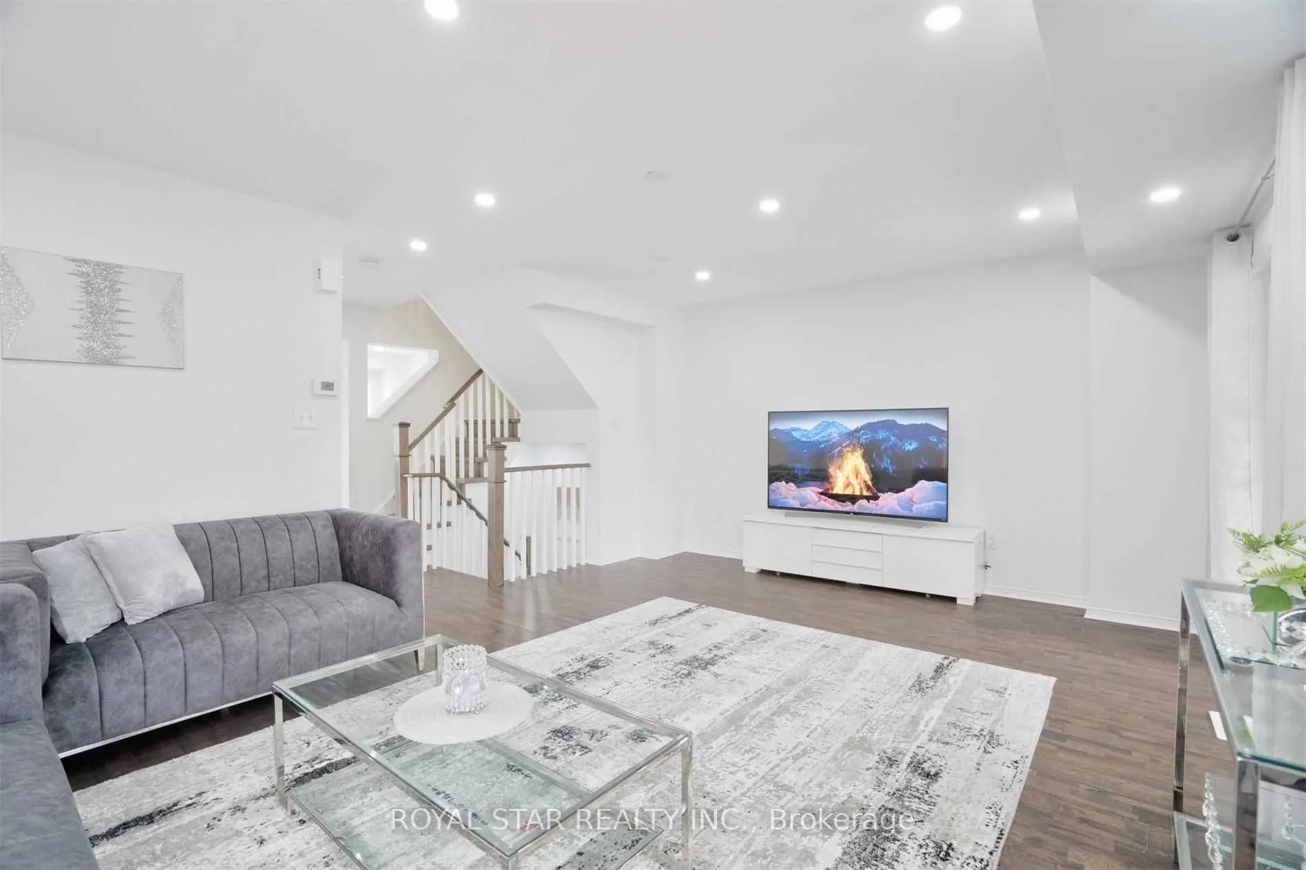 527 Rossland Road E