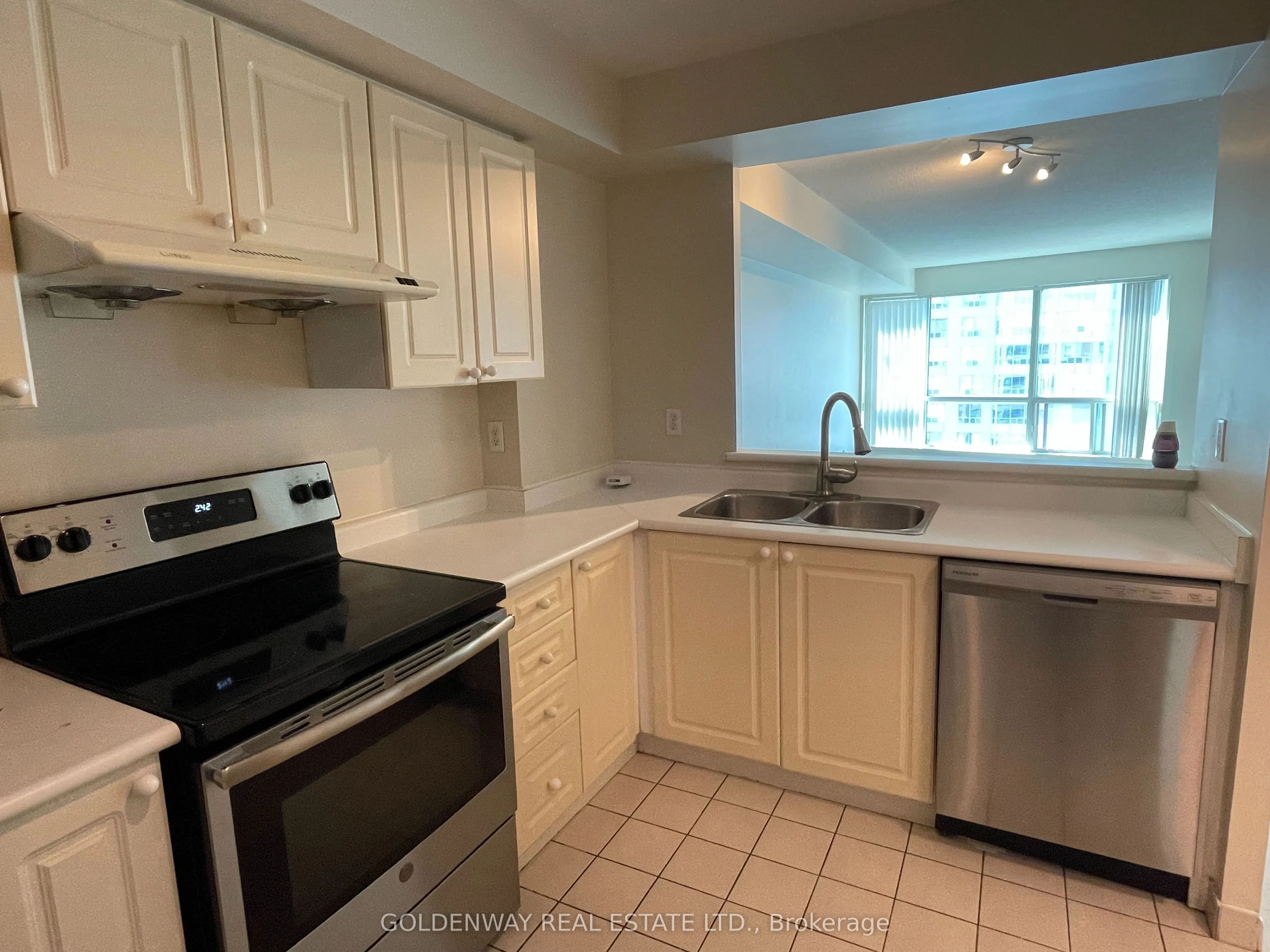 18 Lee Centre Drive, #2011