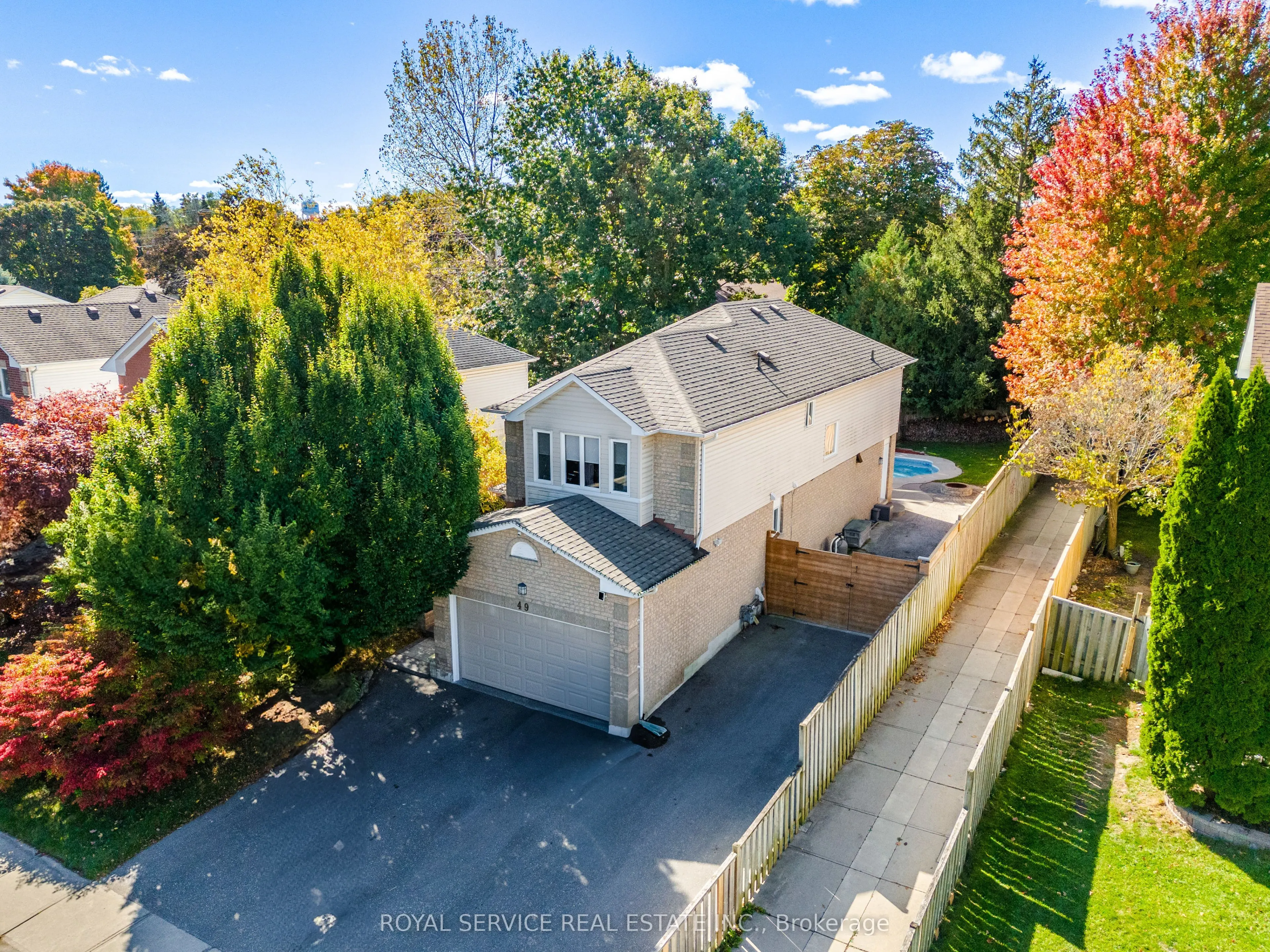 49 Farncomb Crescent