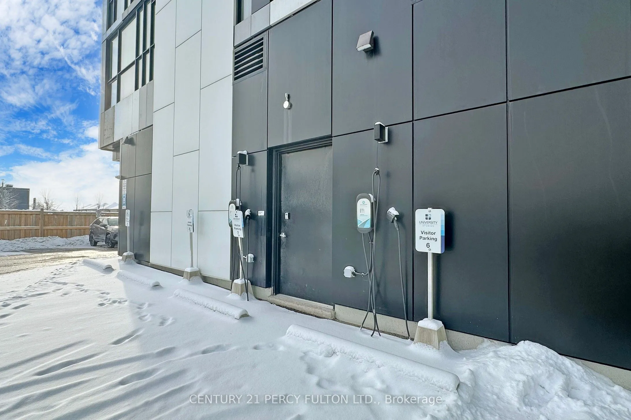 1900 Simcoe Street N, #633