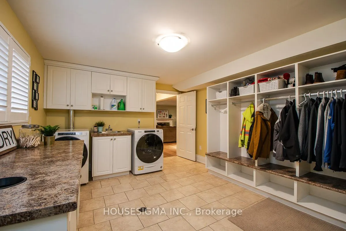 1044 Swiss Heights