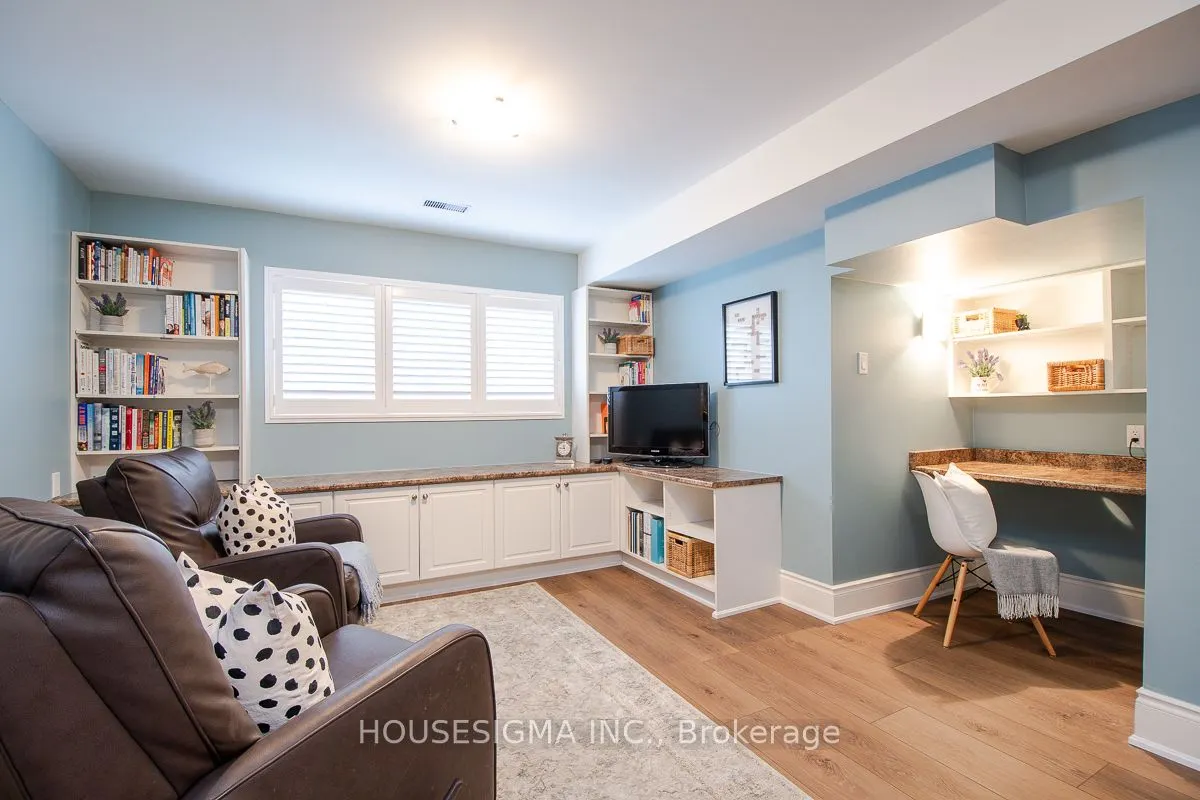 1044 Swiss Heights