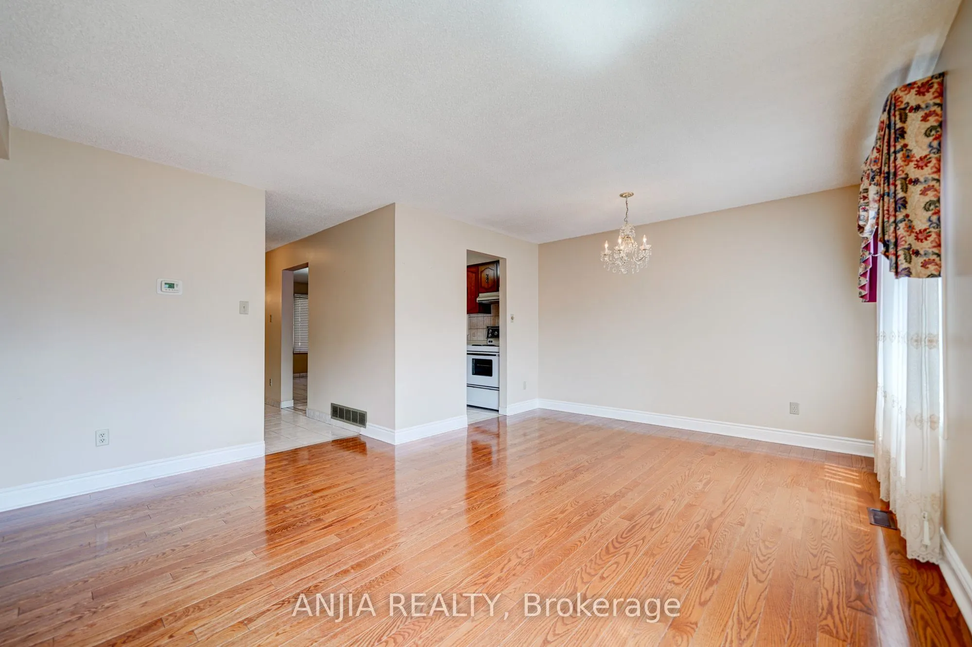 174 Roxanne Crescent