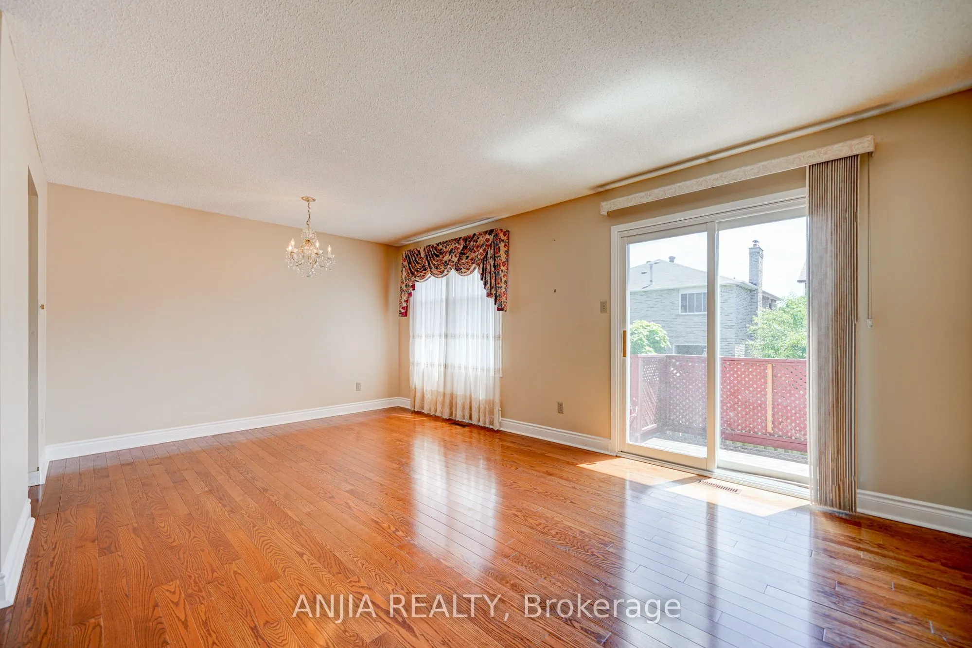 174 Roxanne Crescent