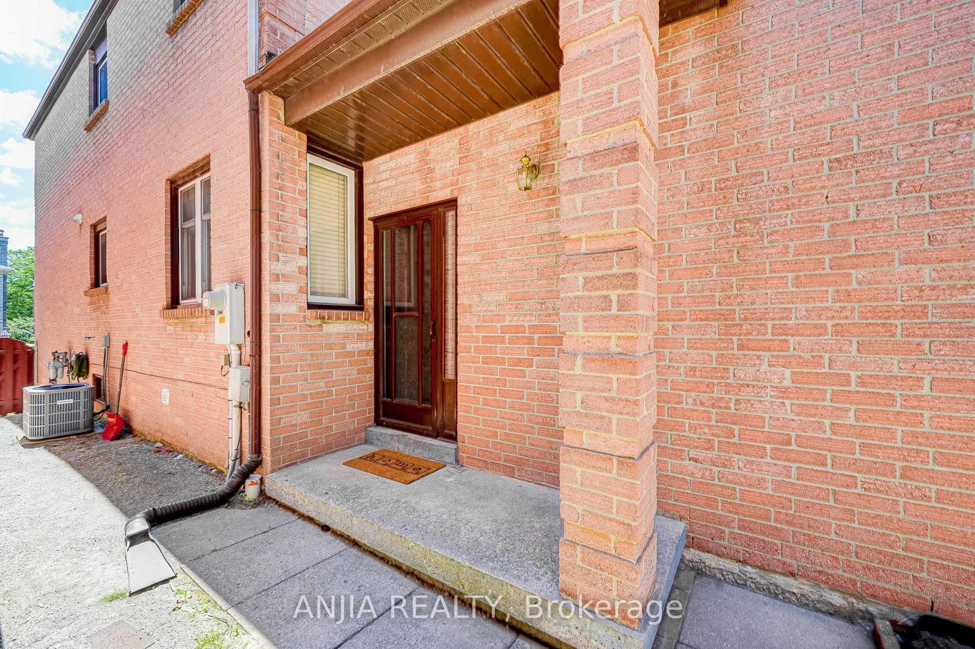 174 Roxanne Crescent