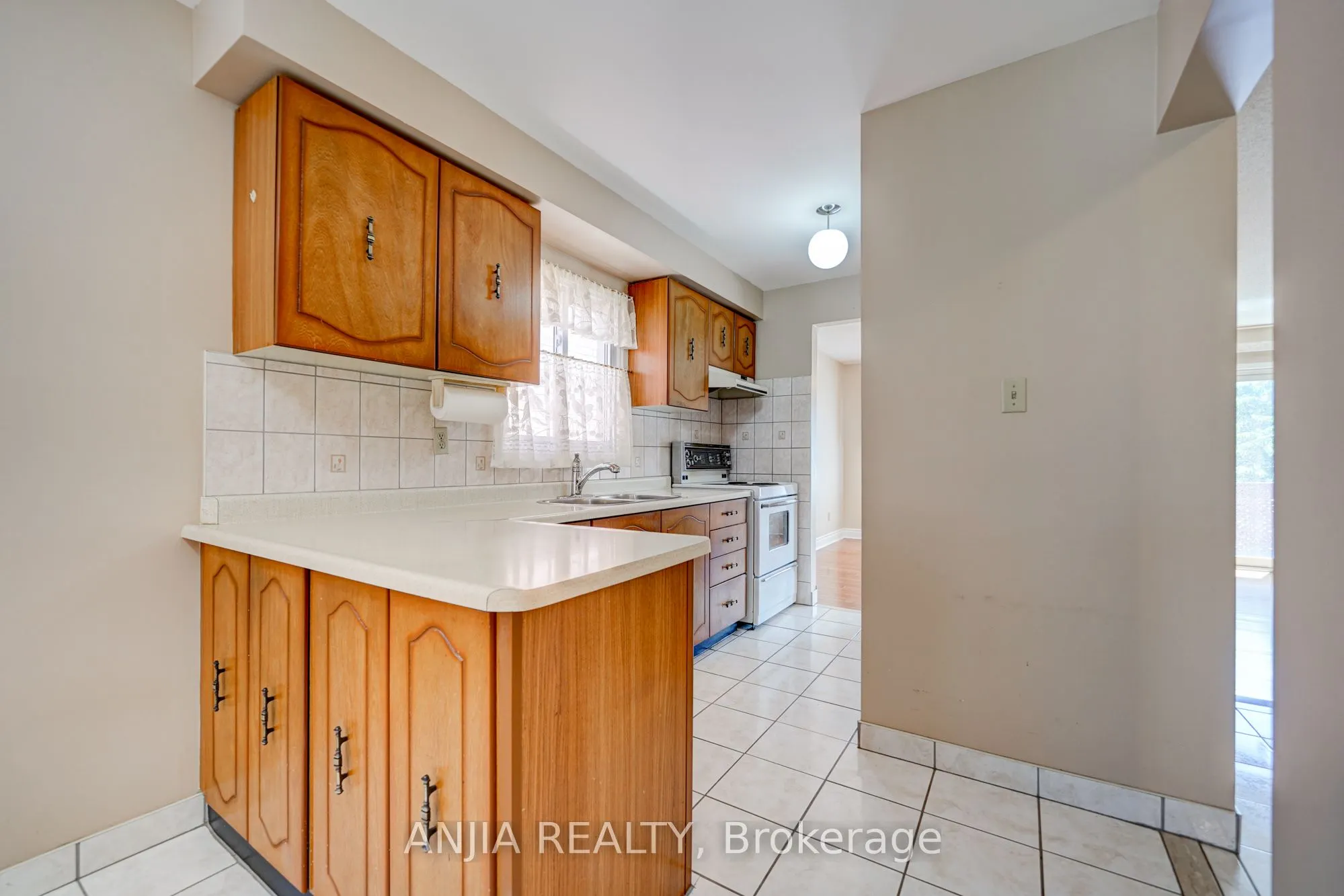 174 Roxanne Crescent