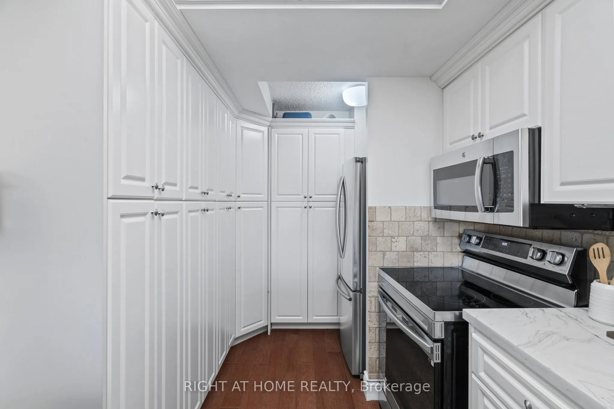 712 Rossland Road E, #415