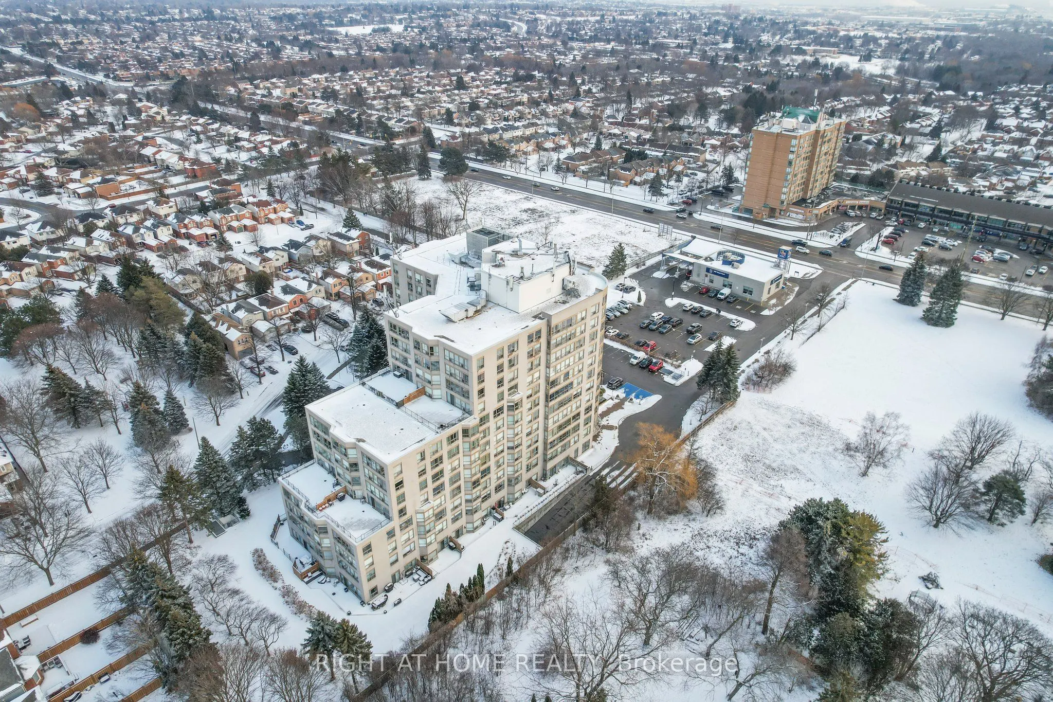 712 Rossland Road E, #415