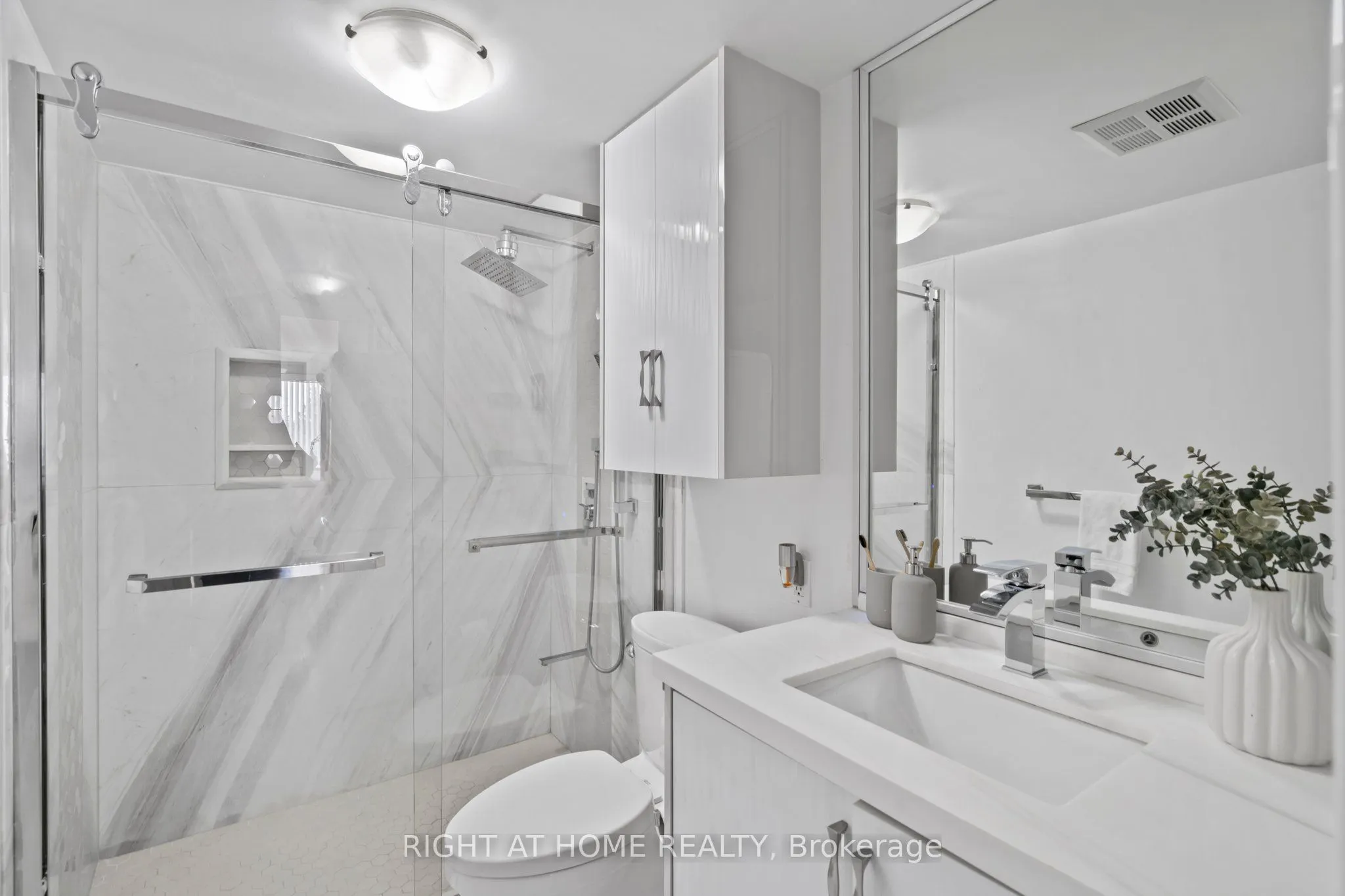 712 Rossland Road E, #415