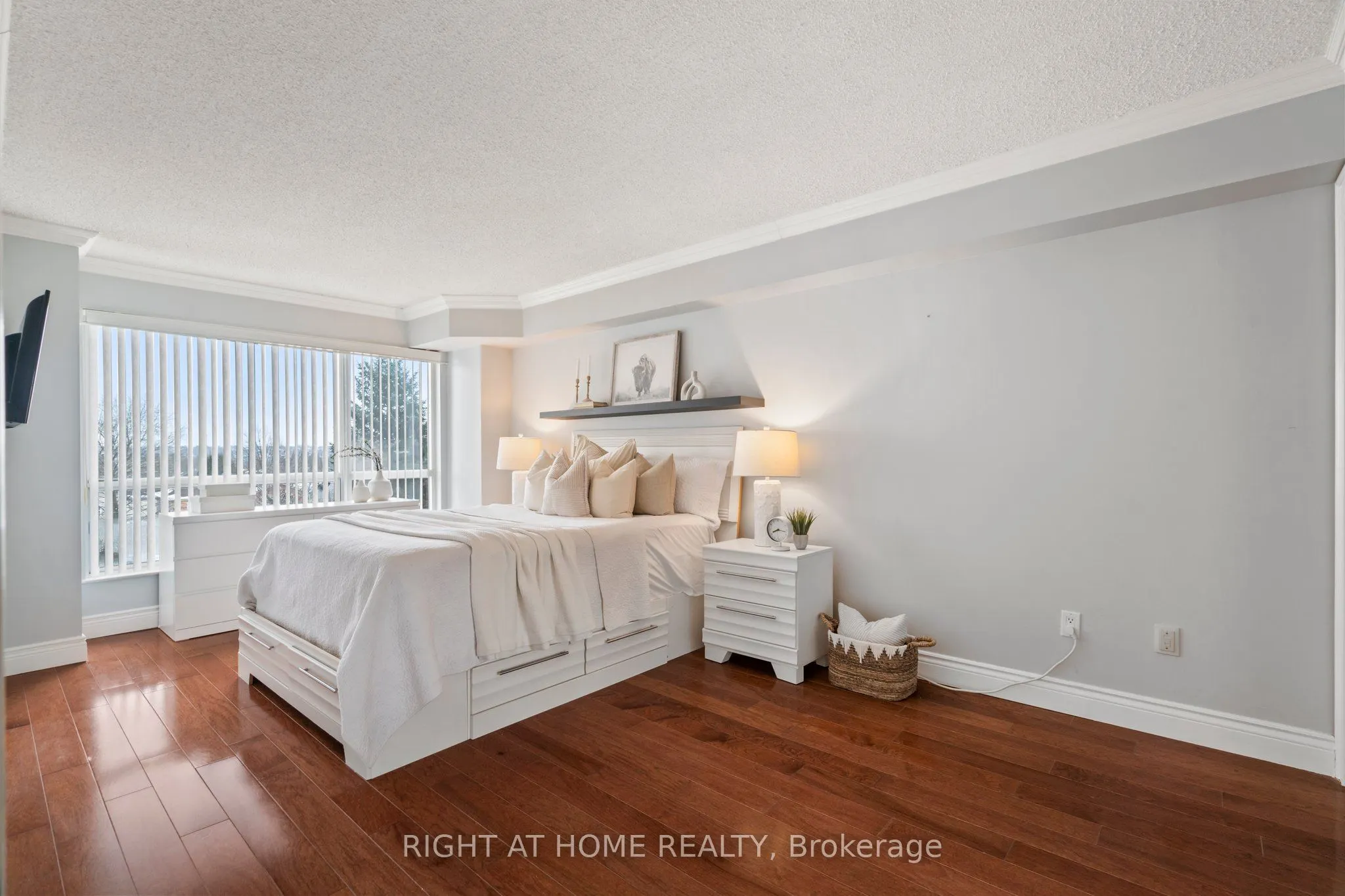 712 Rossland Road E, #415