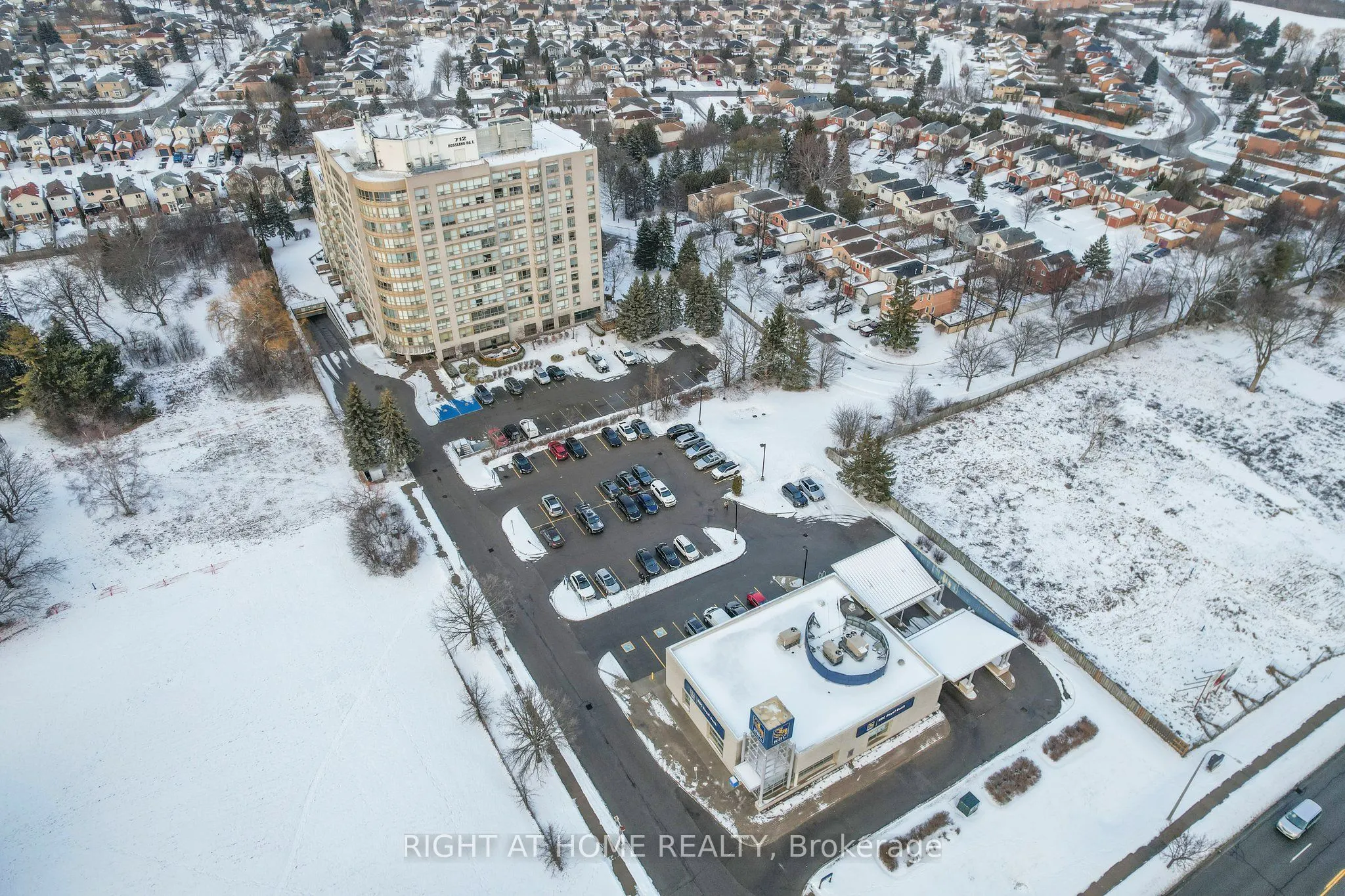 712 Rossland Road E, #415