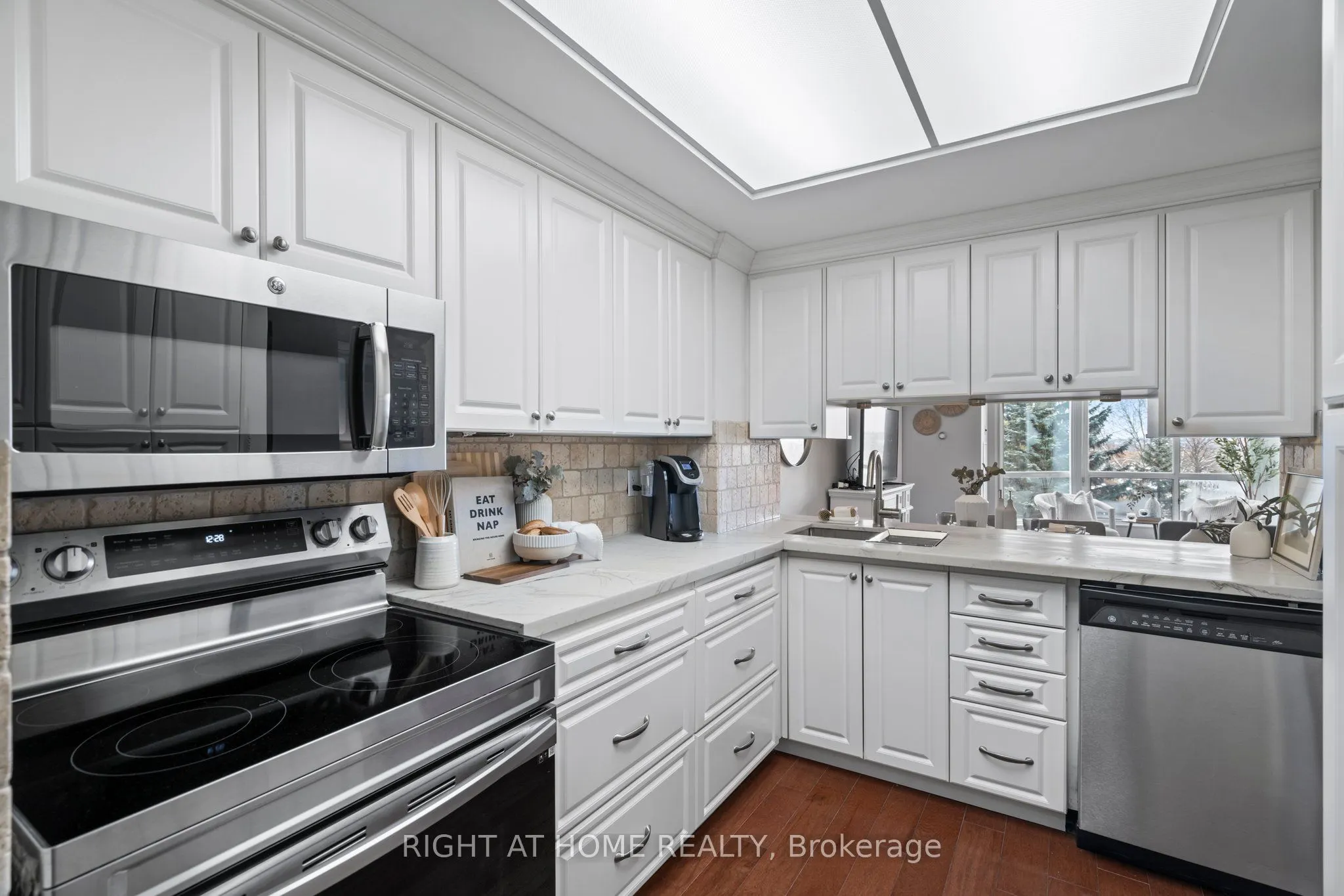 712 Rossland Road E, #415