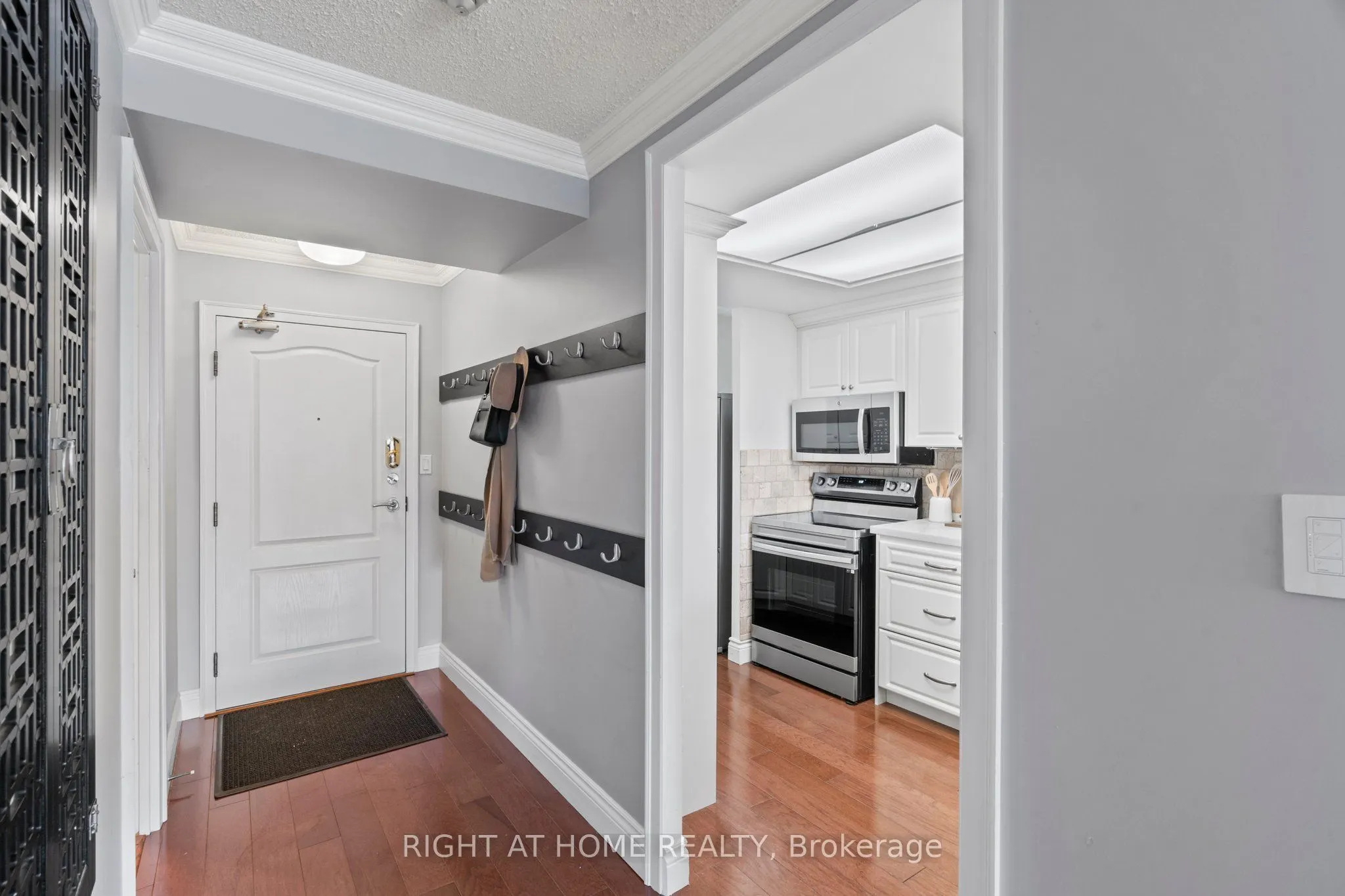 712 Rossland Road E, #415