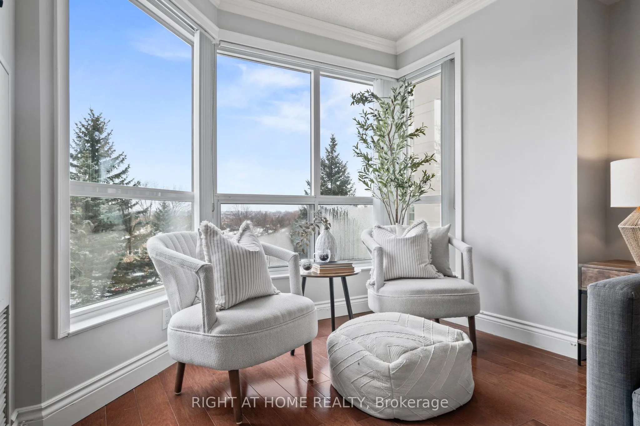 712 Rossland Road E, #415
