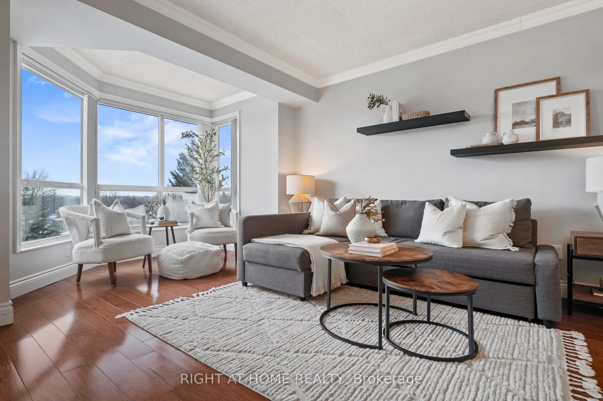712 Rossland Road E, #415