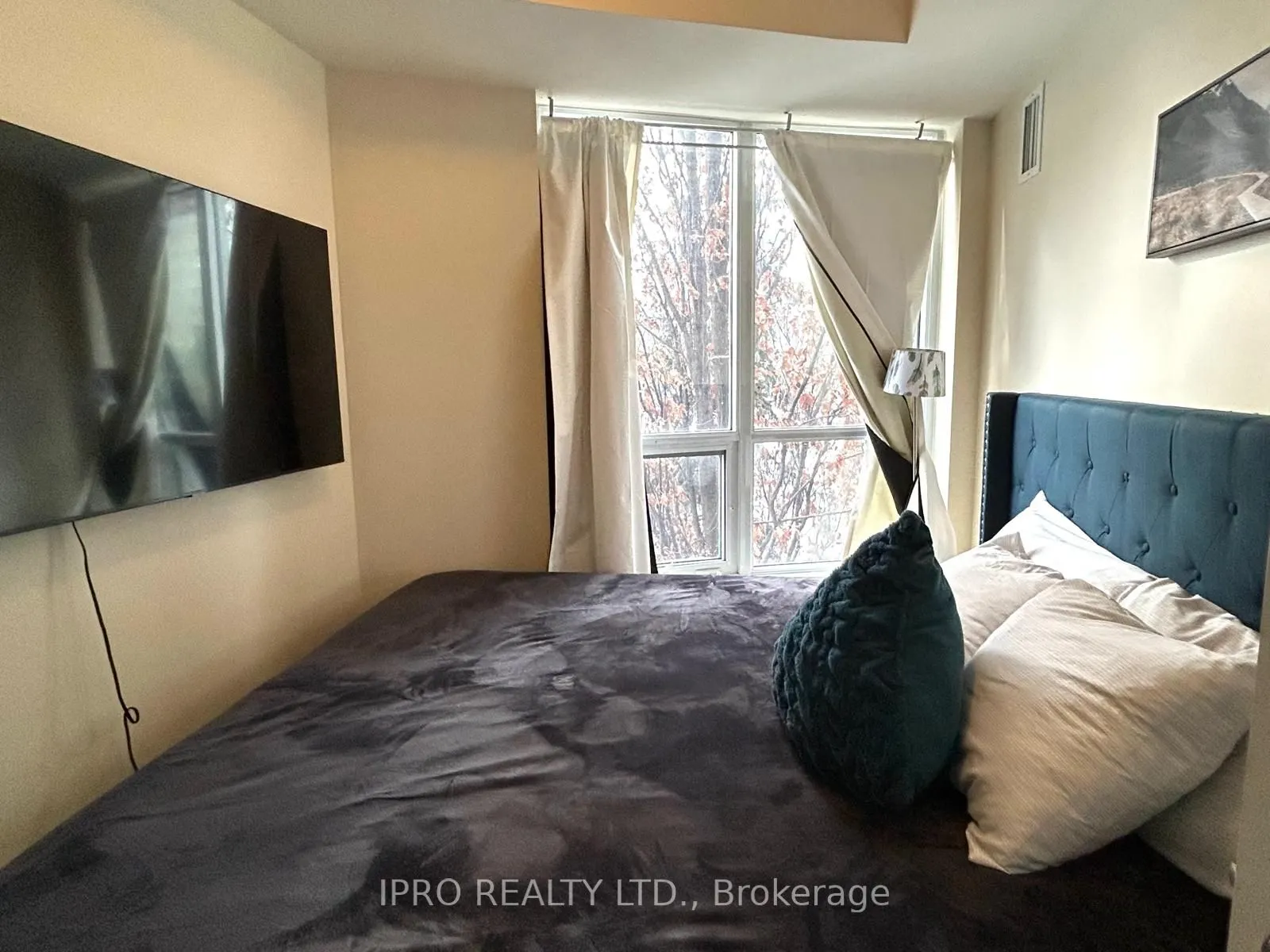 181 VILLAGE GREEN Square #214
