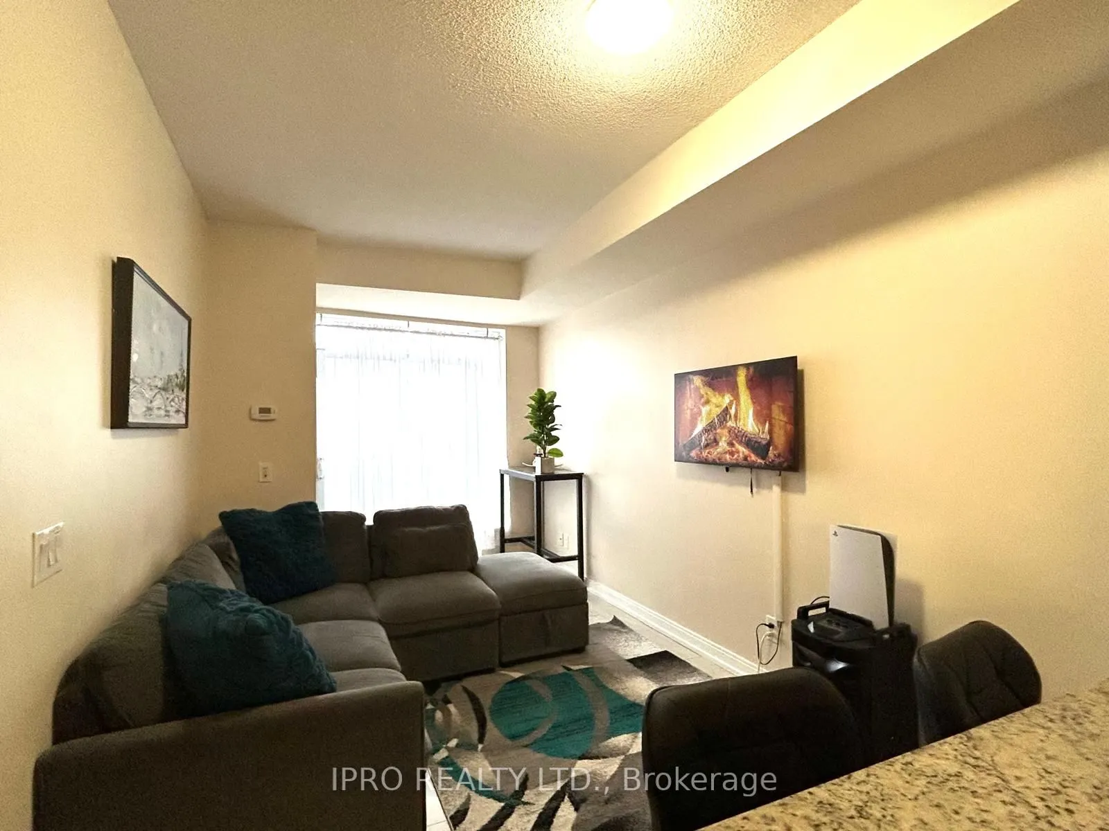 181 VILLAGE GREEN Square #214